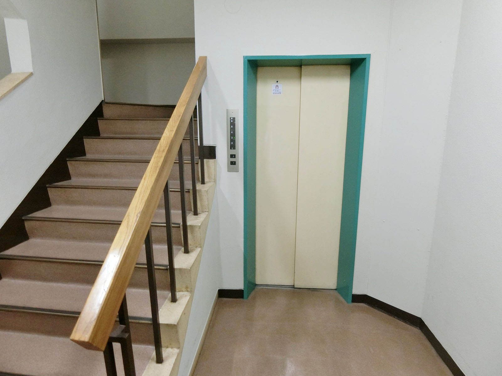 エレベーター前