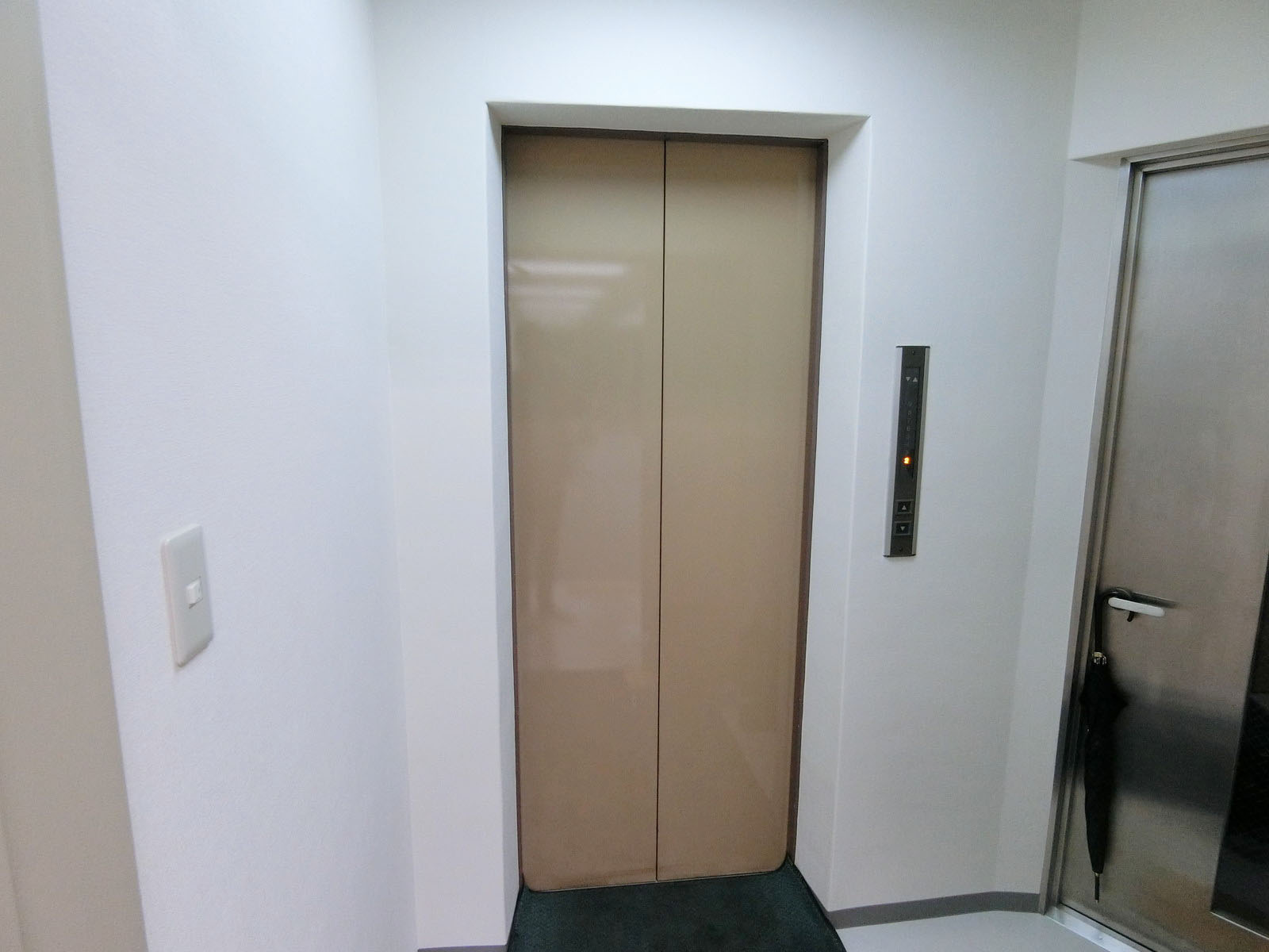 エレベーター前