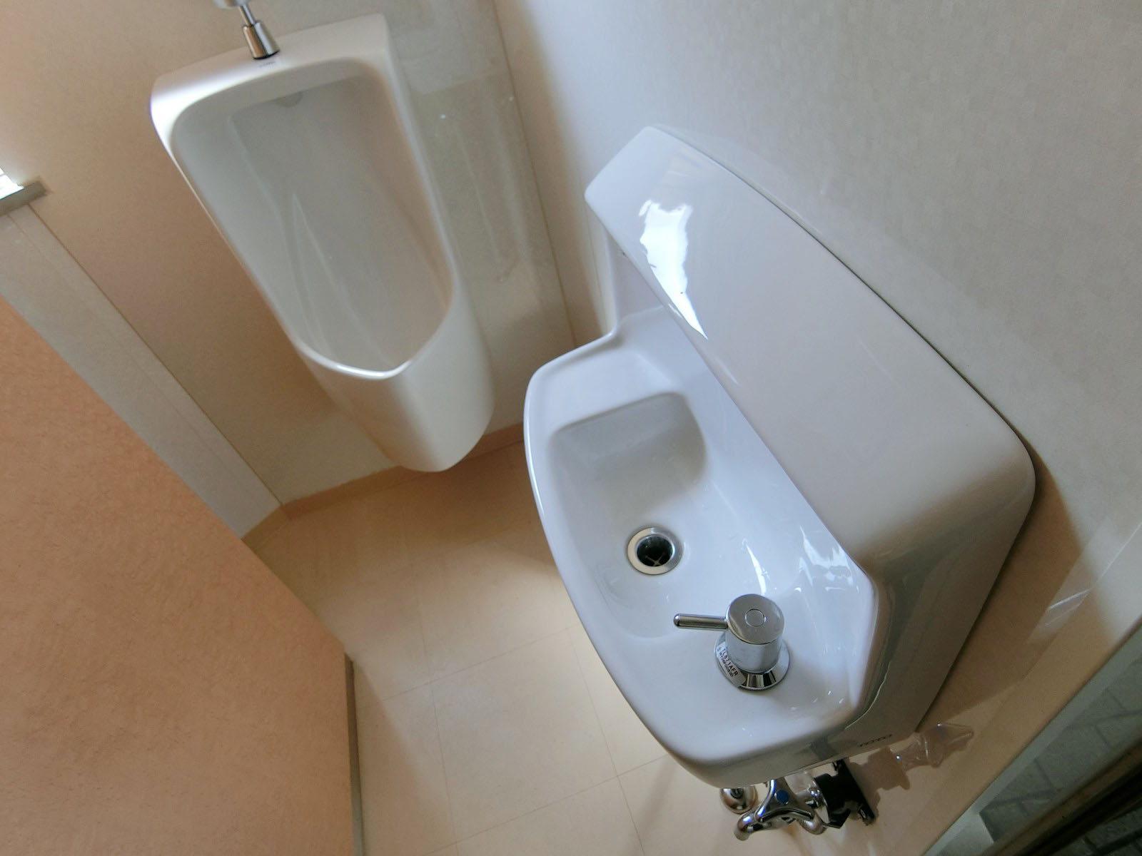 男性用トイレと洗面台