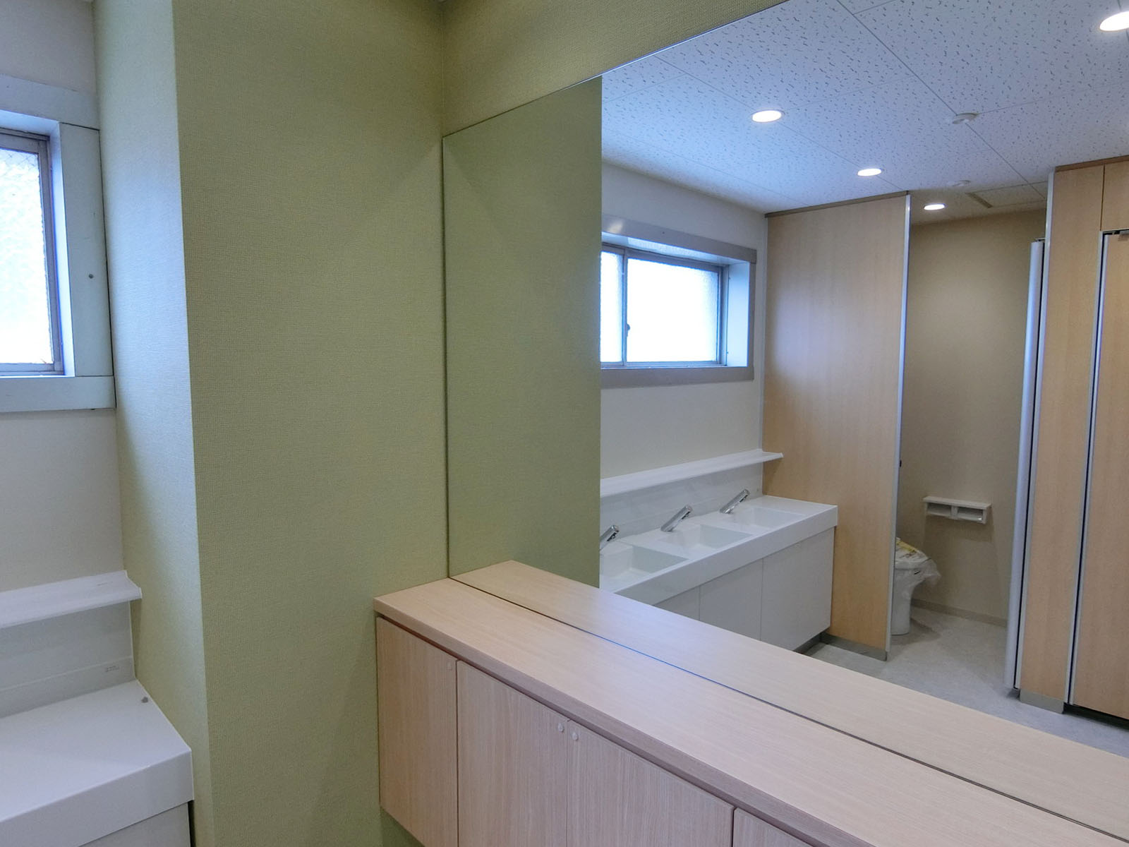 女性用トイレの化粧直しスペース