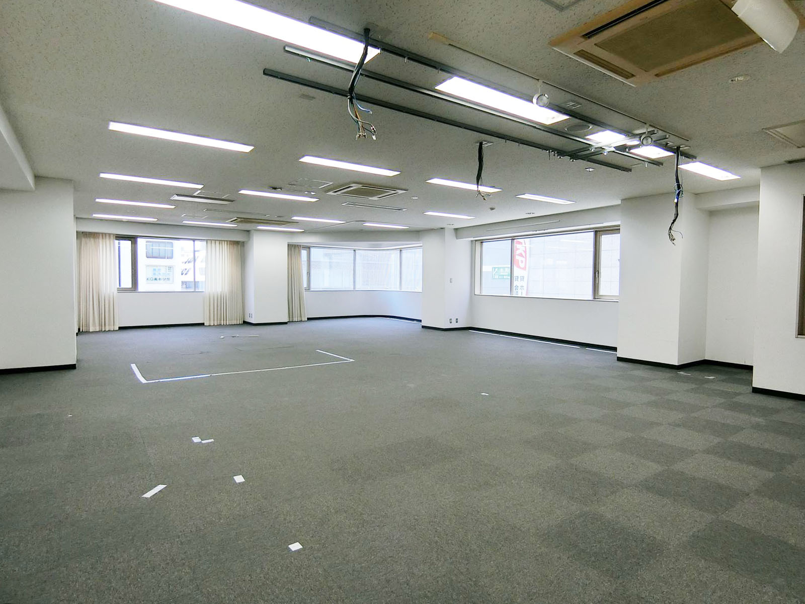 出入口側から見た室内の様子