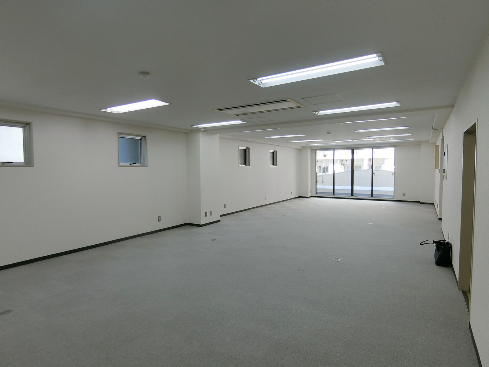 貸室奥側から見た室内
