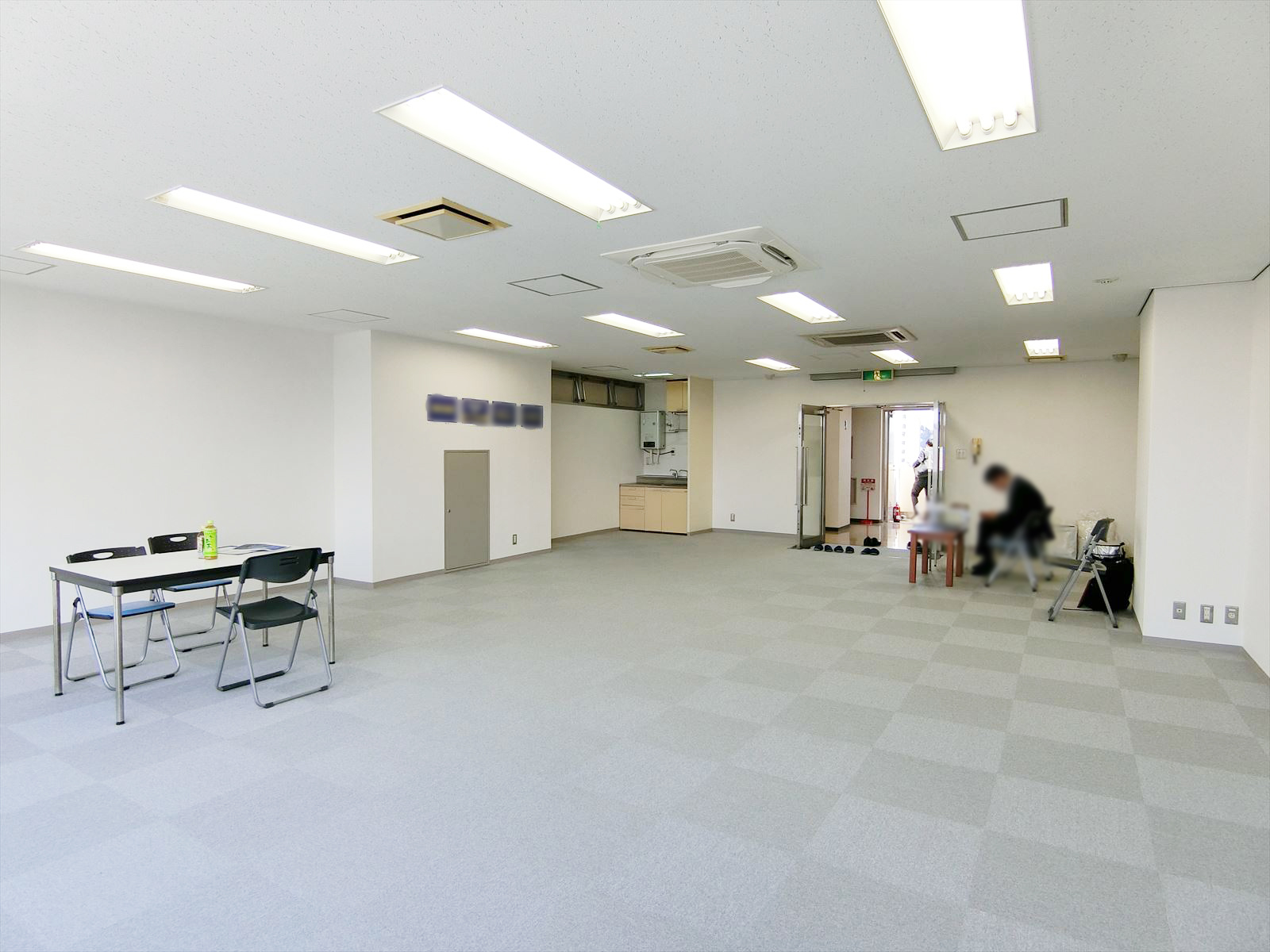 窓側から見た室内の様子
