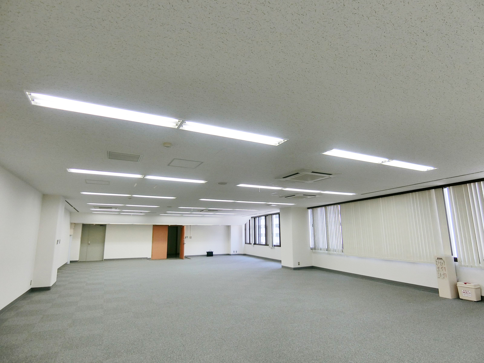 奥側からの室内の様子