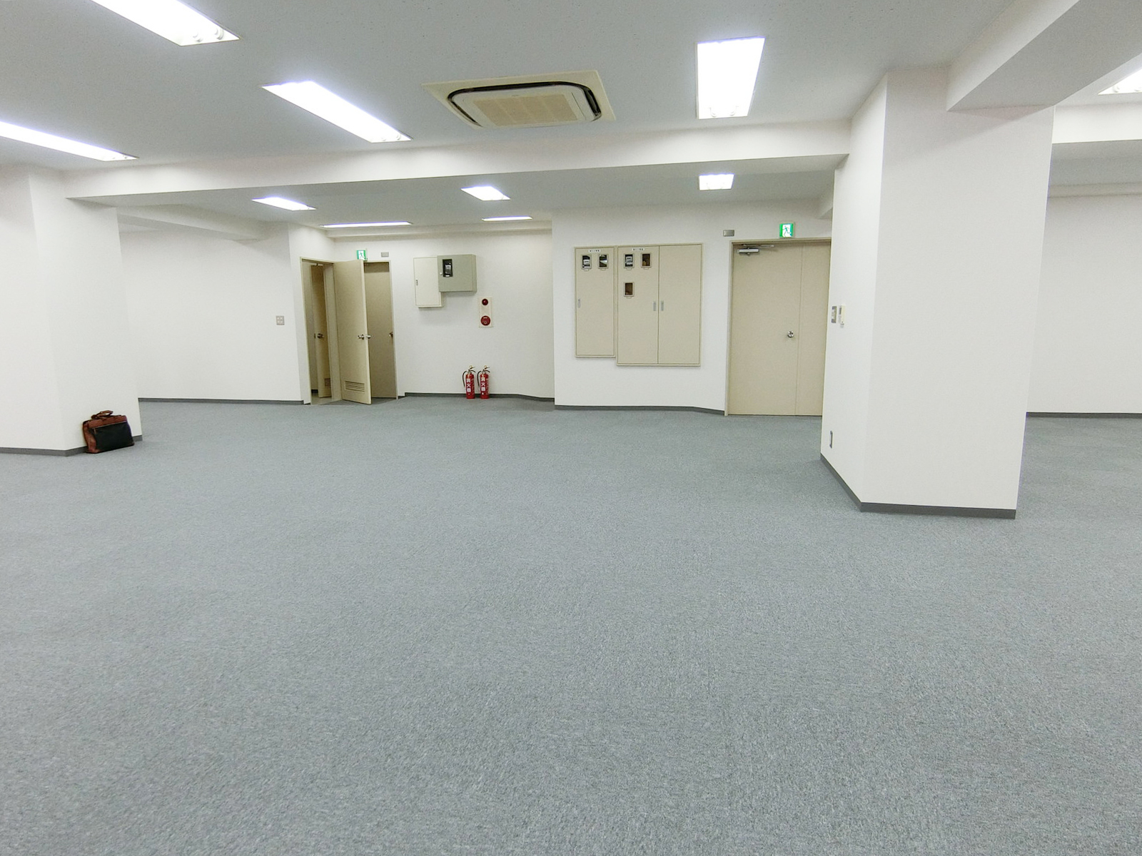 柱のある室内