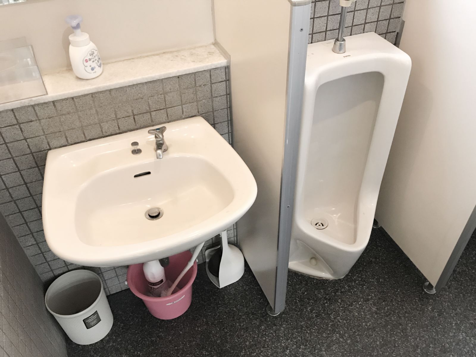 洗面台と男性用トイレ