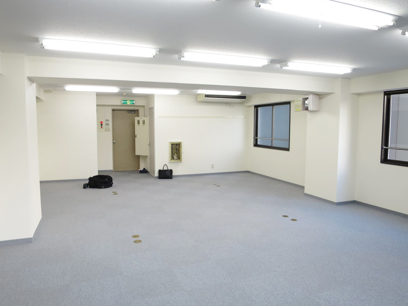 貸室奥側から見た室内