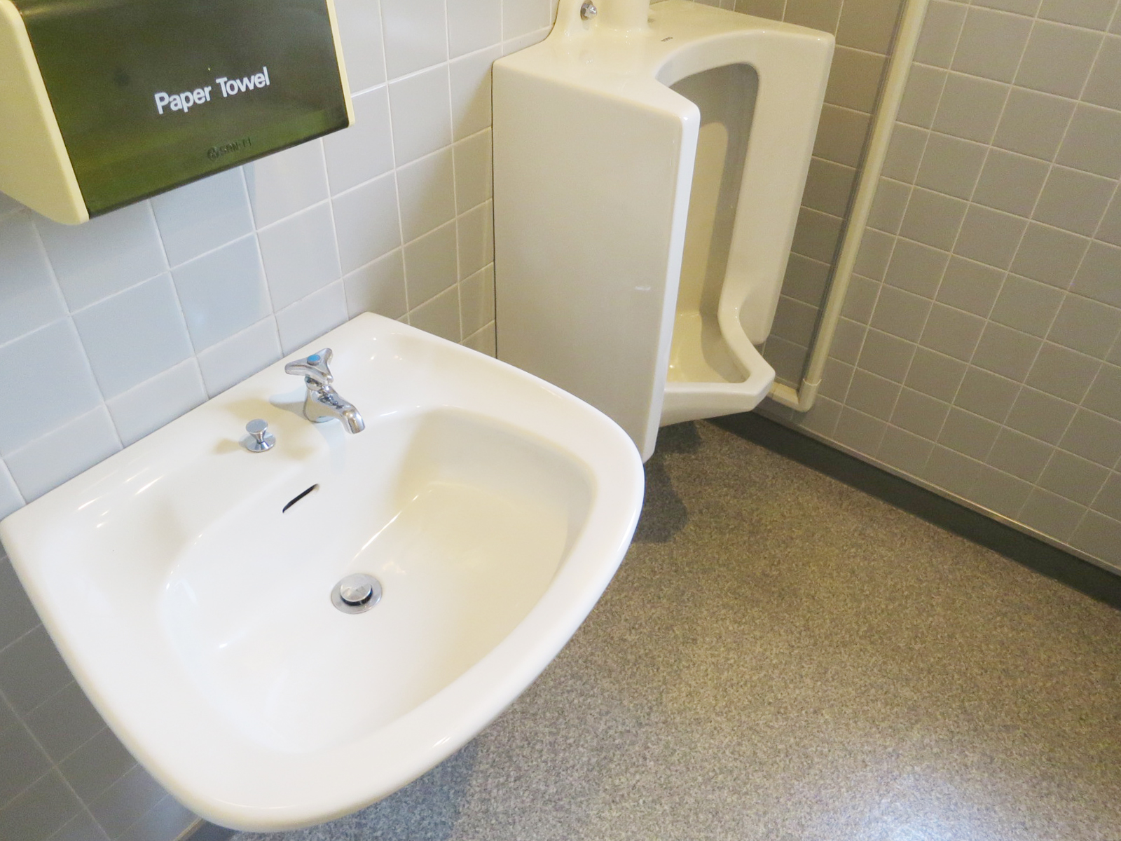 男性用トイレと洗面台