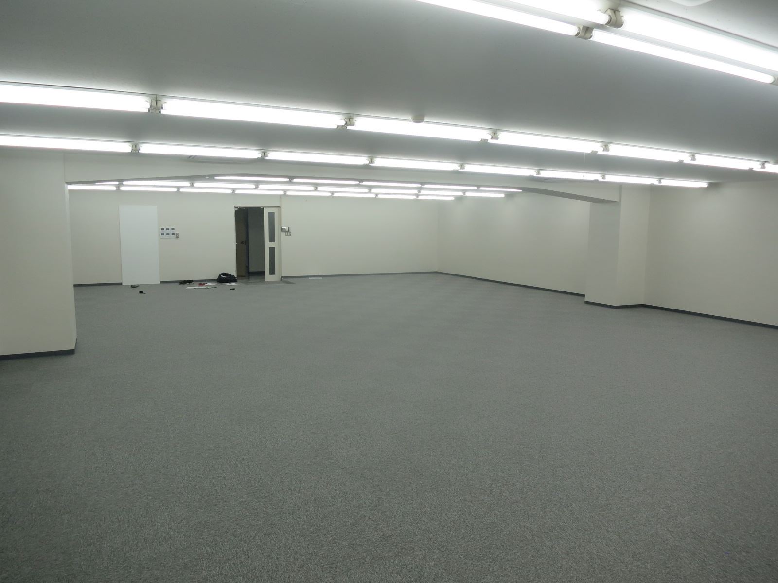 奥側から見た室内の様子