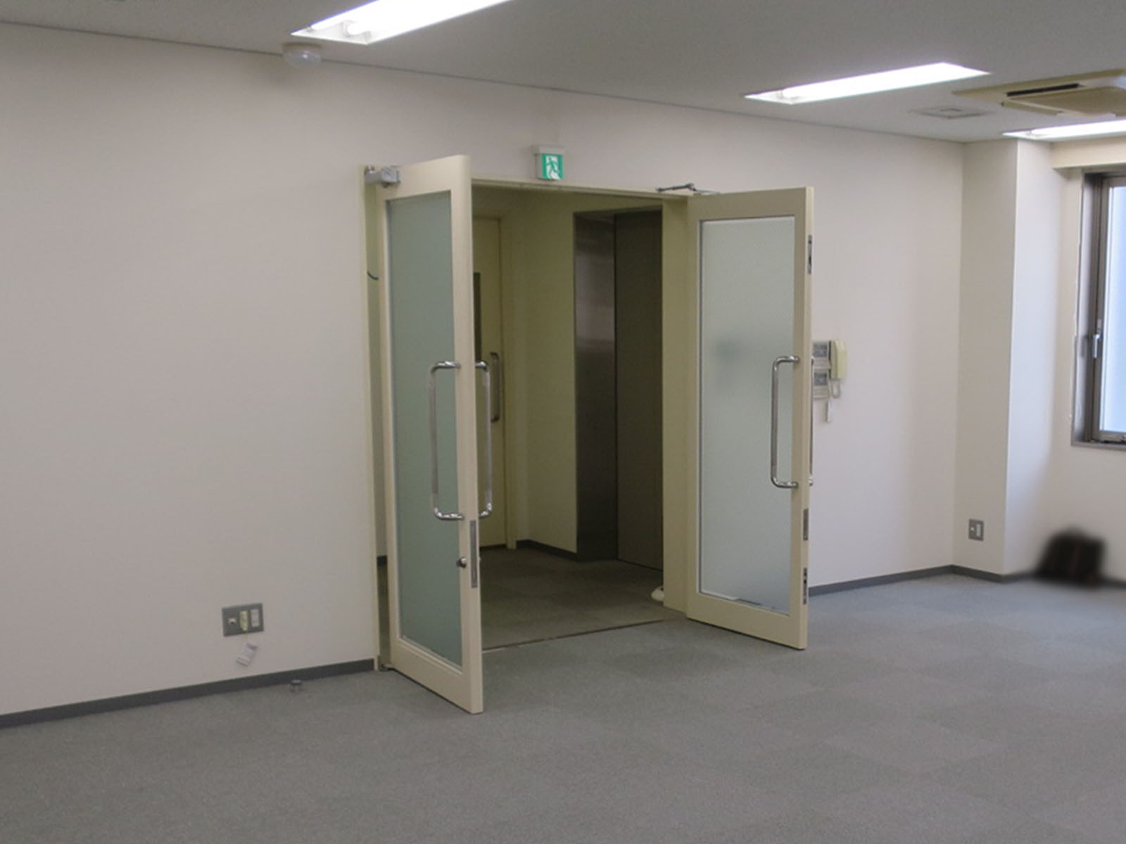 貸室出入口