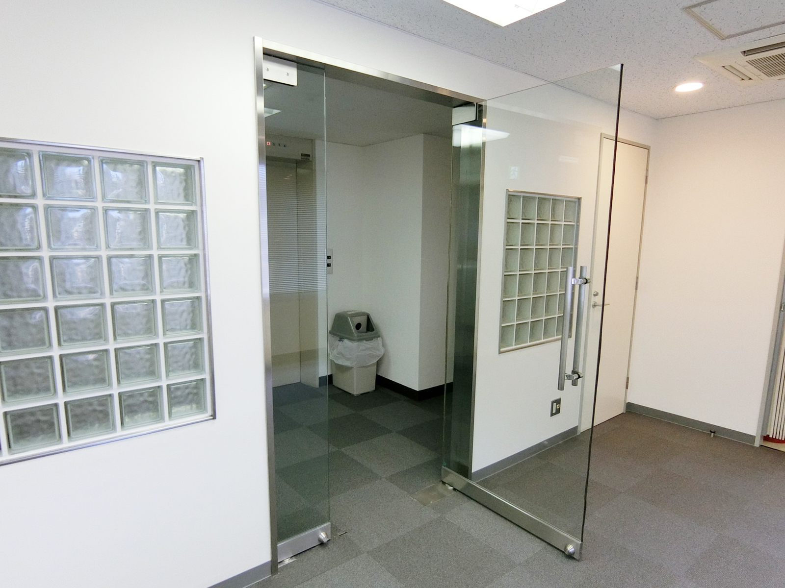 貸室出入り口