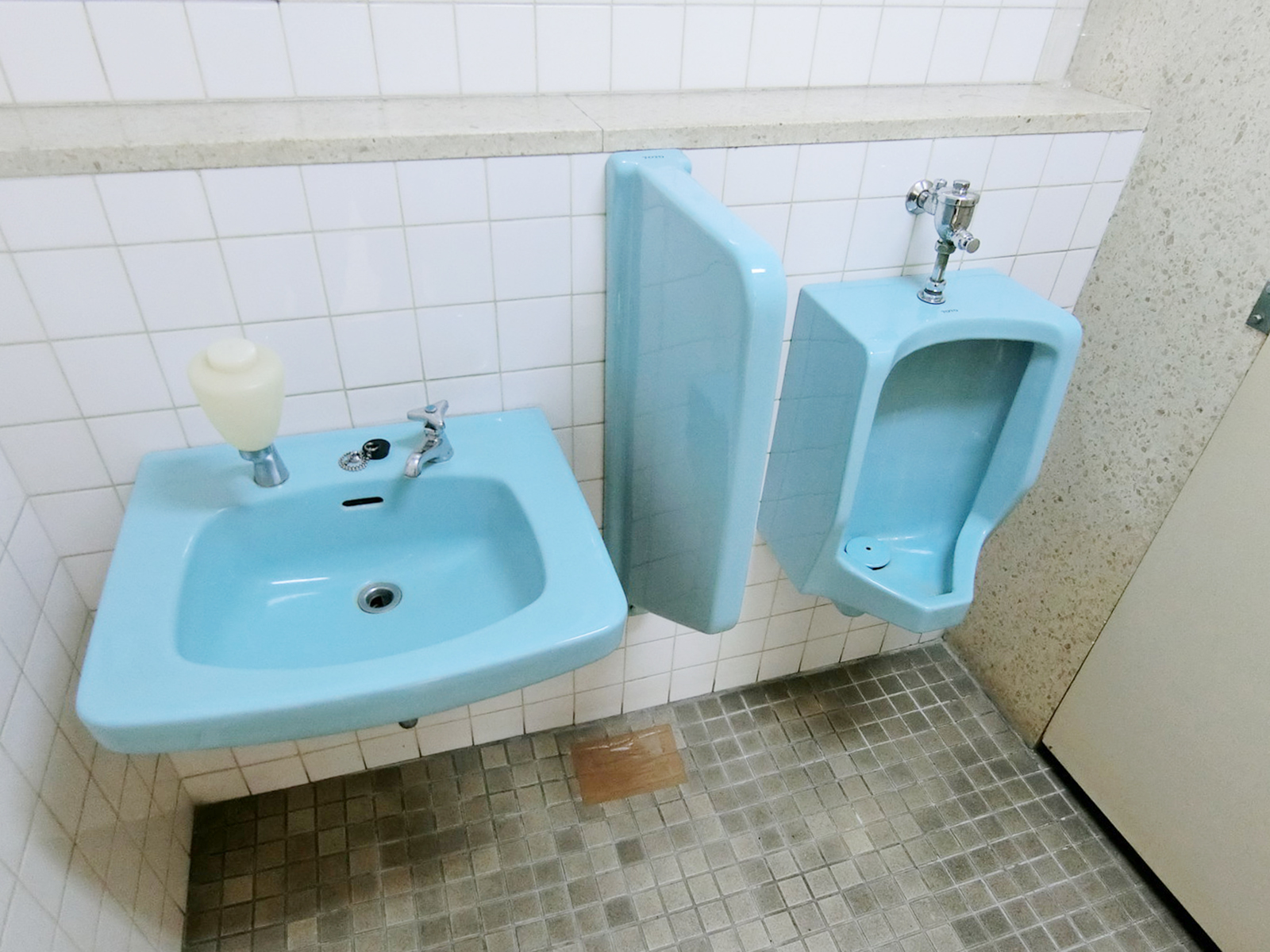 洗面台と男性用トイレ