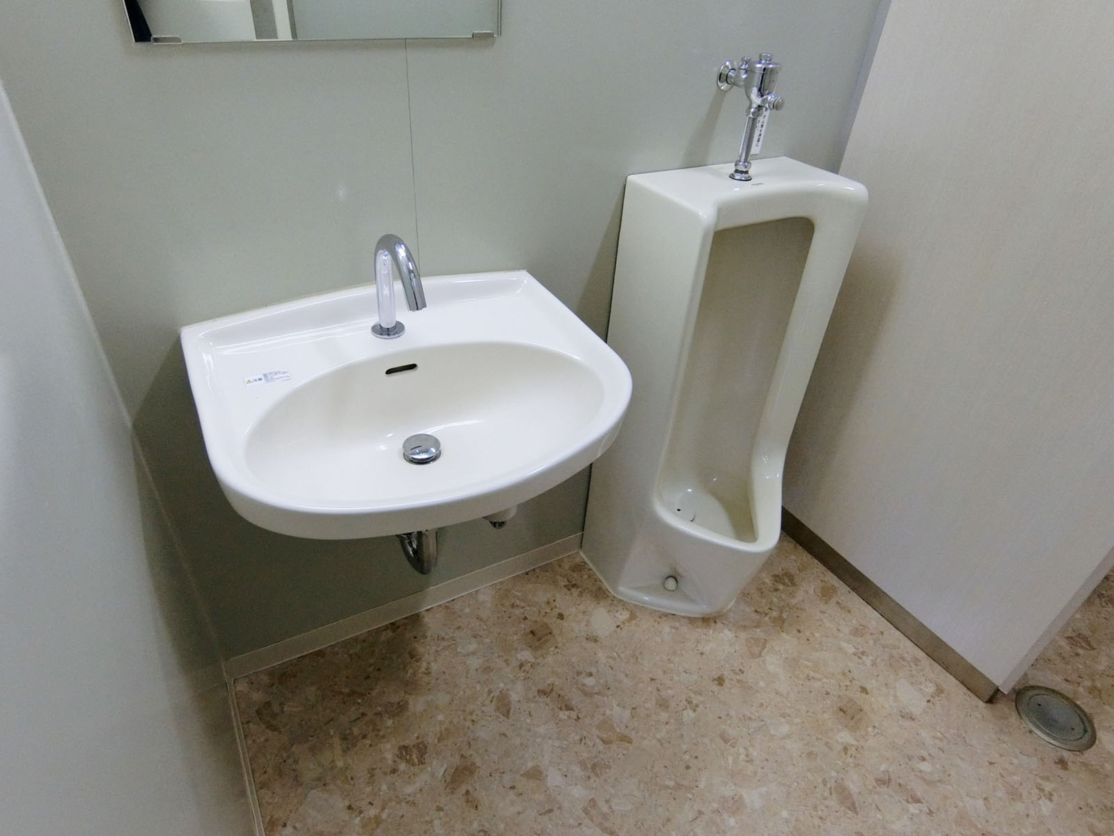 洗面台と男性用トイレ