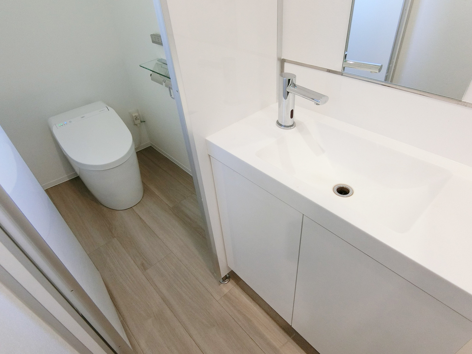 個室トイレと洗面台