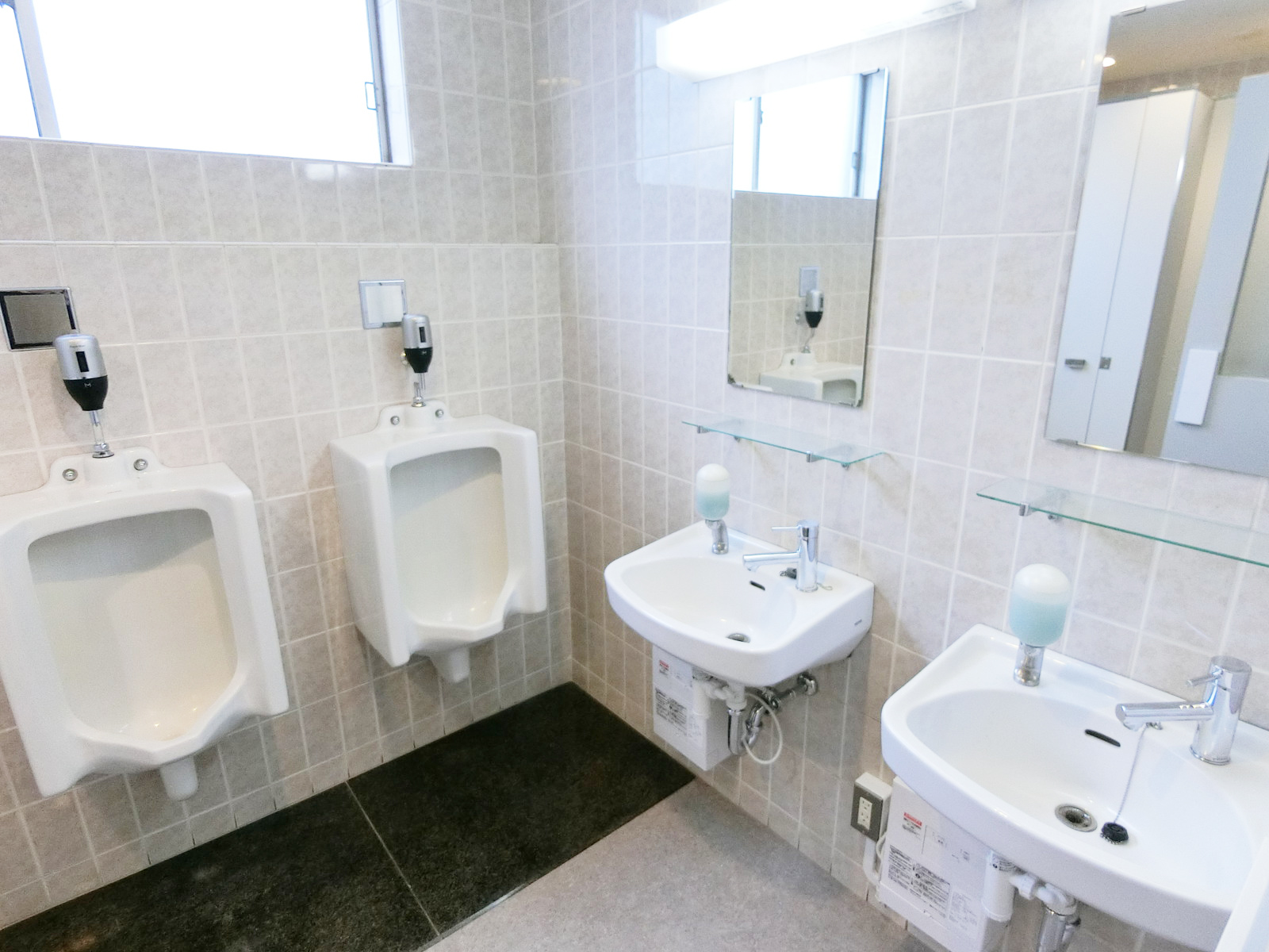 男性用トイレと洗面台