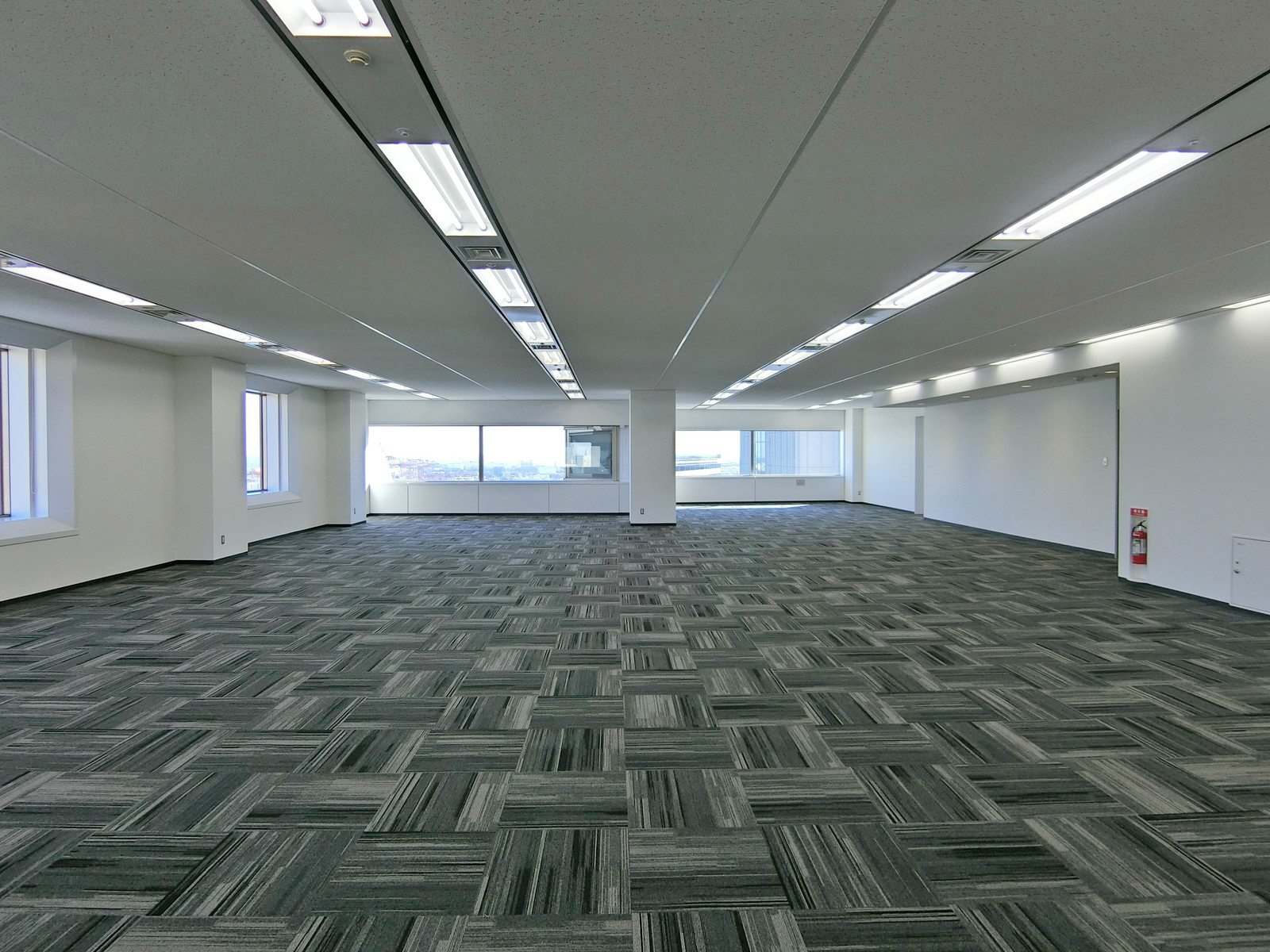貸室奥側から見た室内