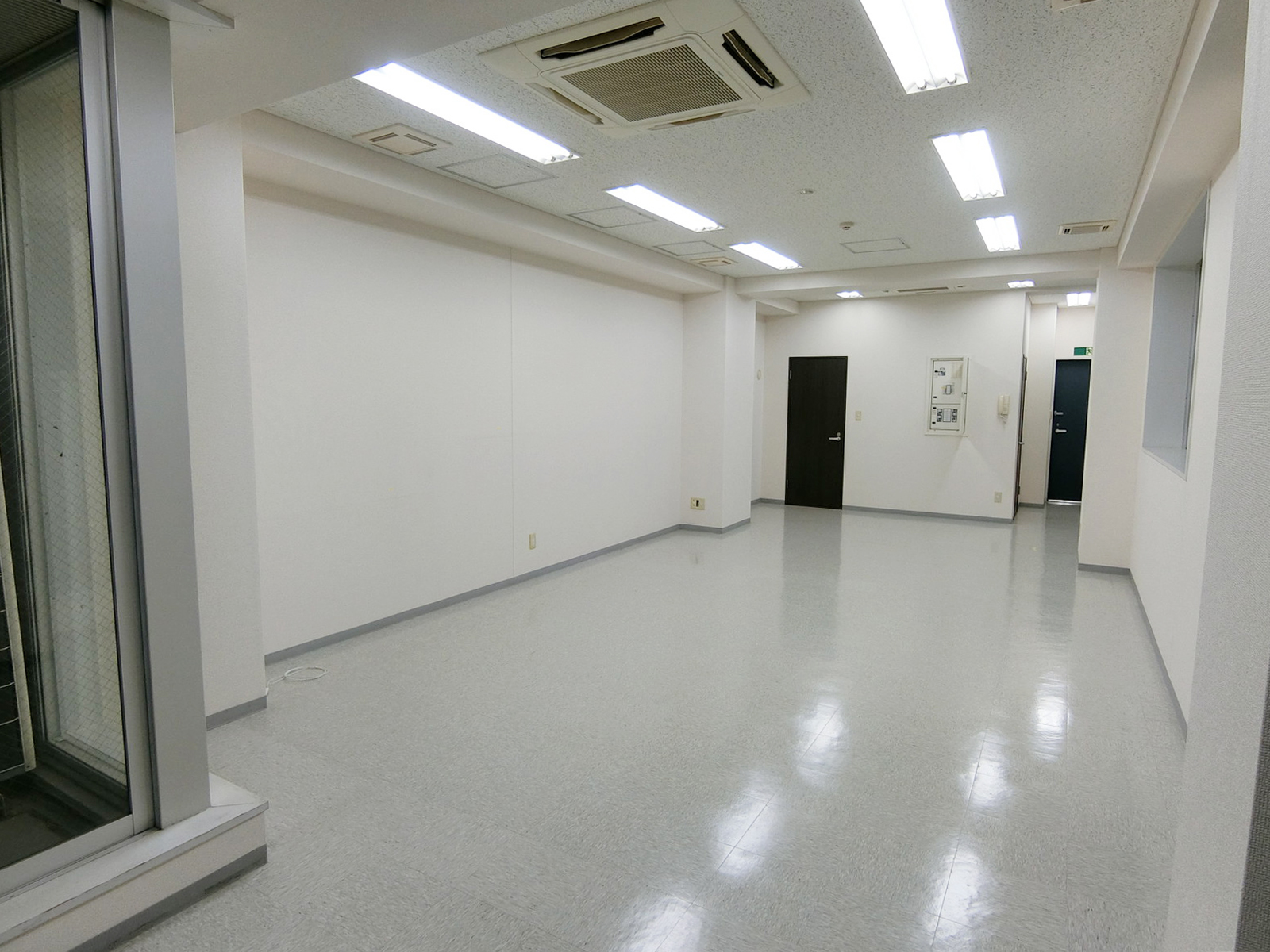 奥側から見た室内の様子