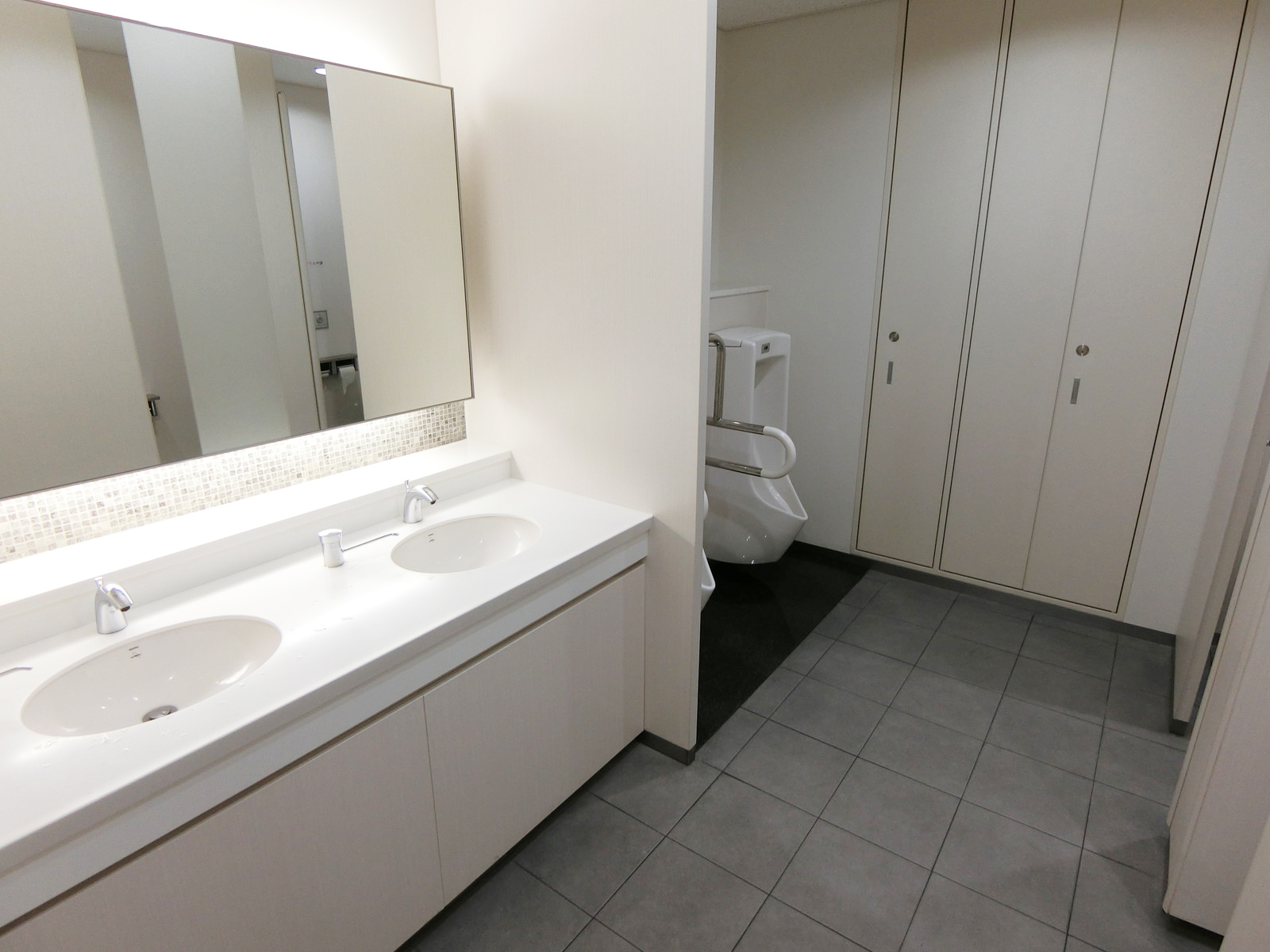男性用トイレと洗面台
