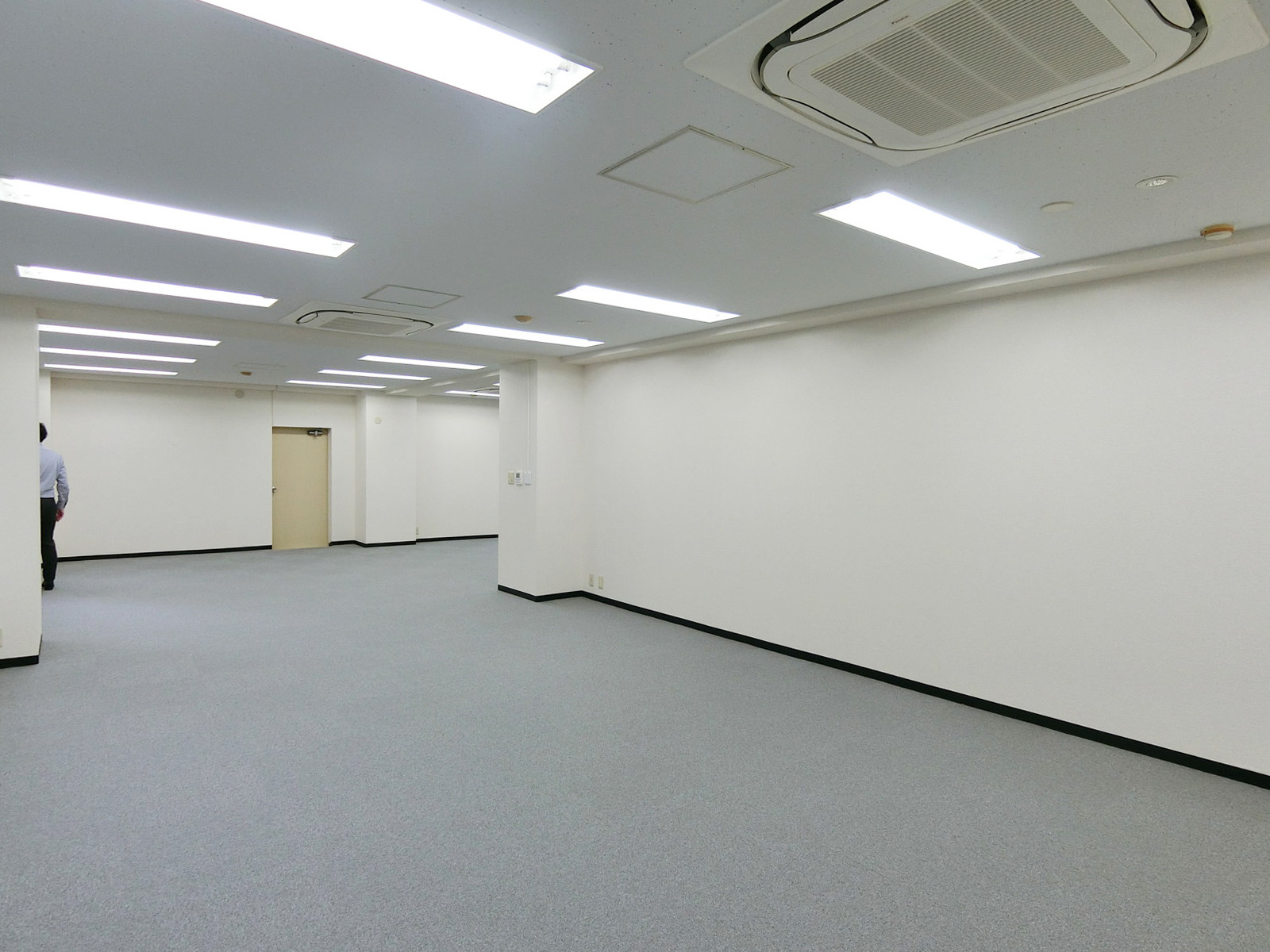 貸室奥側から見た室内