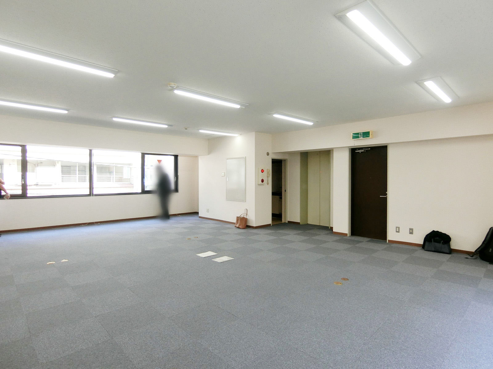 貸室奥側から見た室内