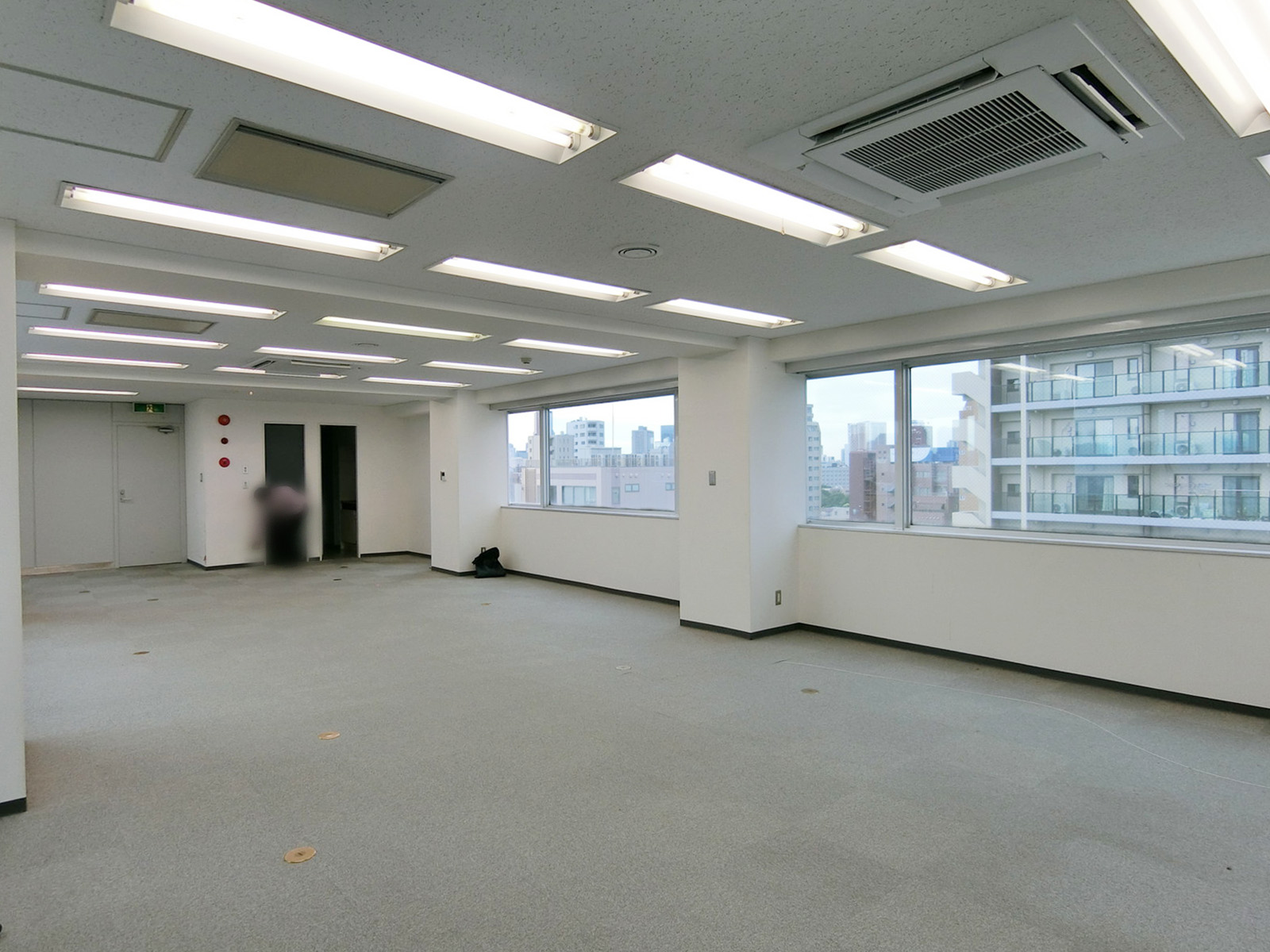 貸室奥側から見た室内