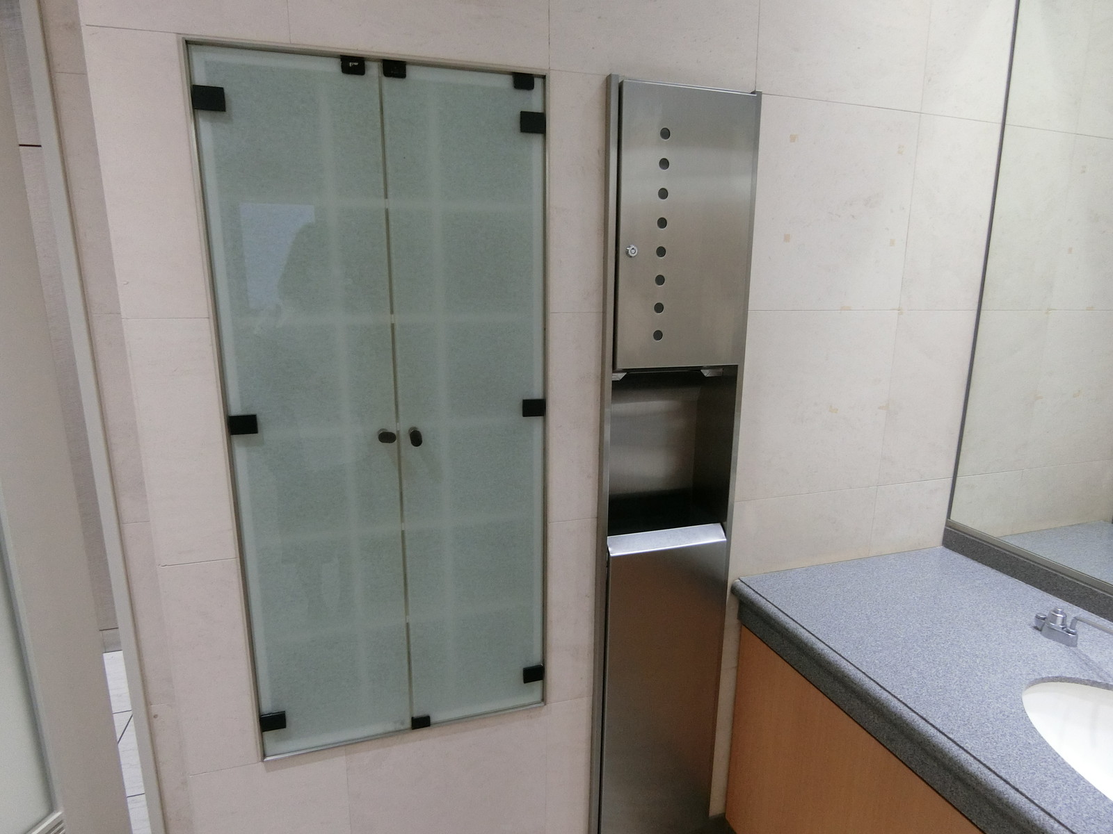 女性用トイレの収納スペース