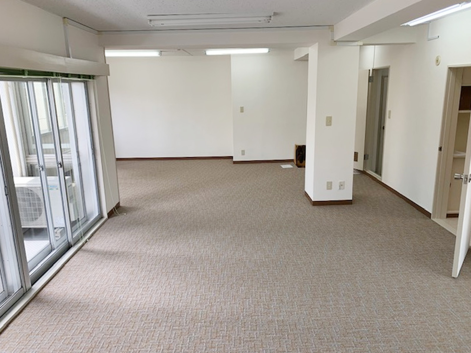 貸室奥側から見た室内