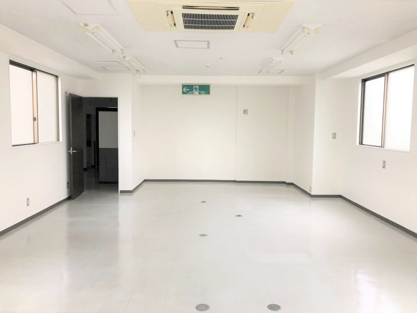 貸室奥側から見た室内