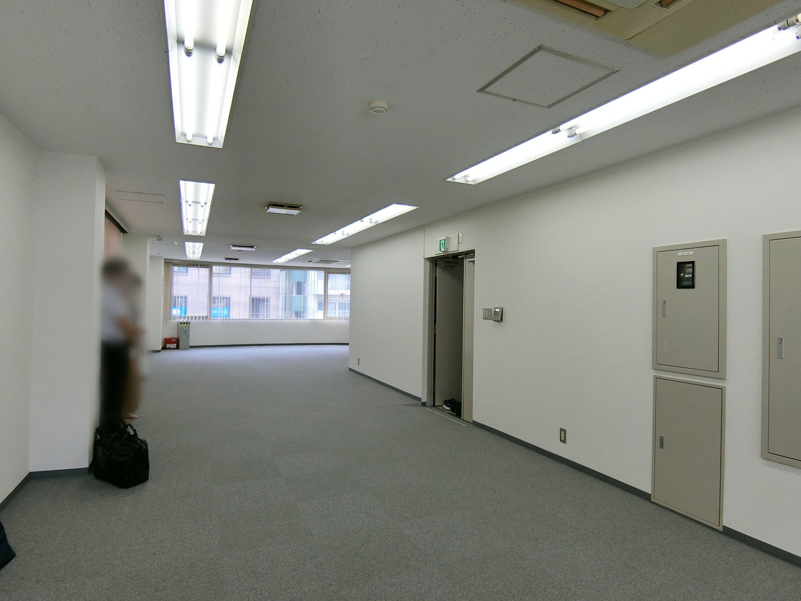 貸室奥側から見た室内