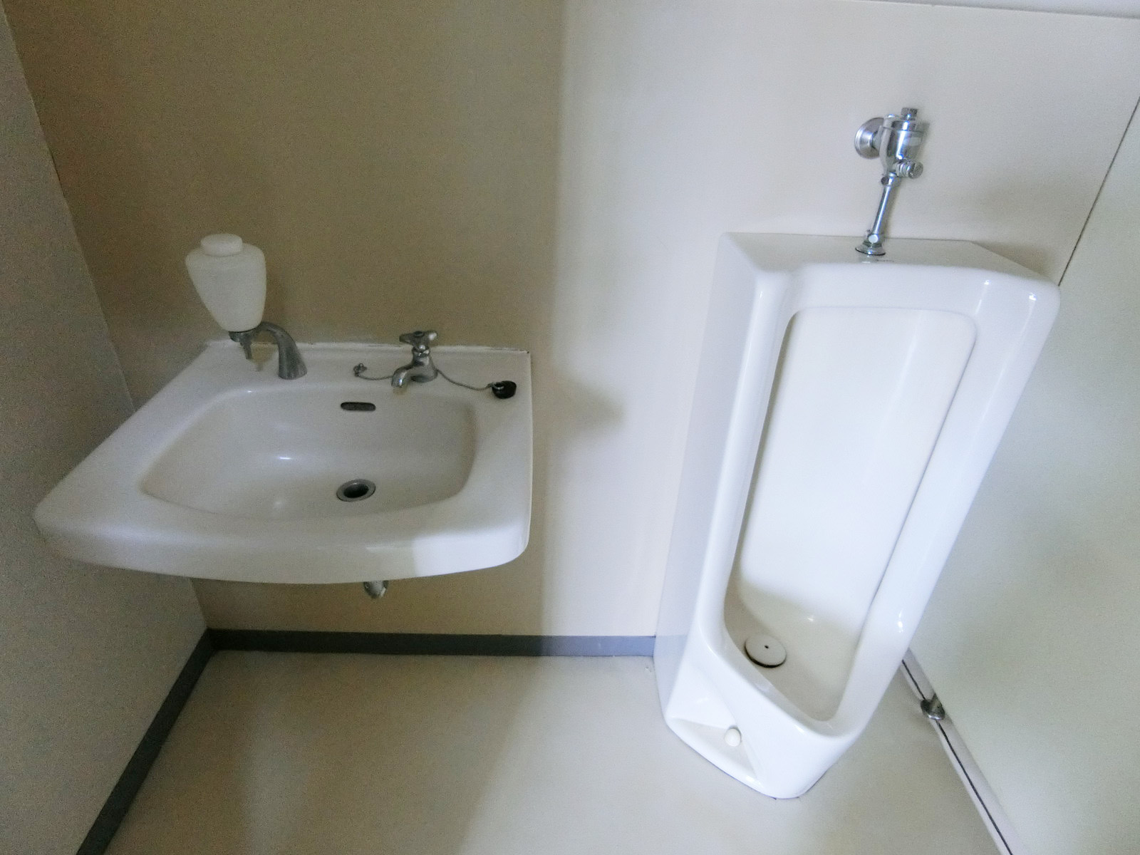男性用トイレと洗面台
