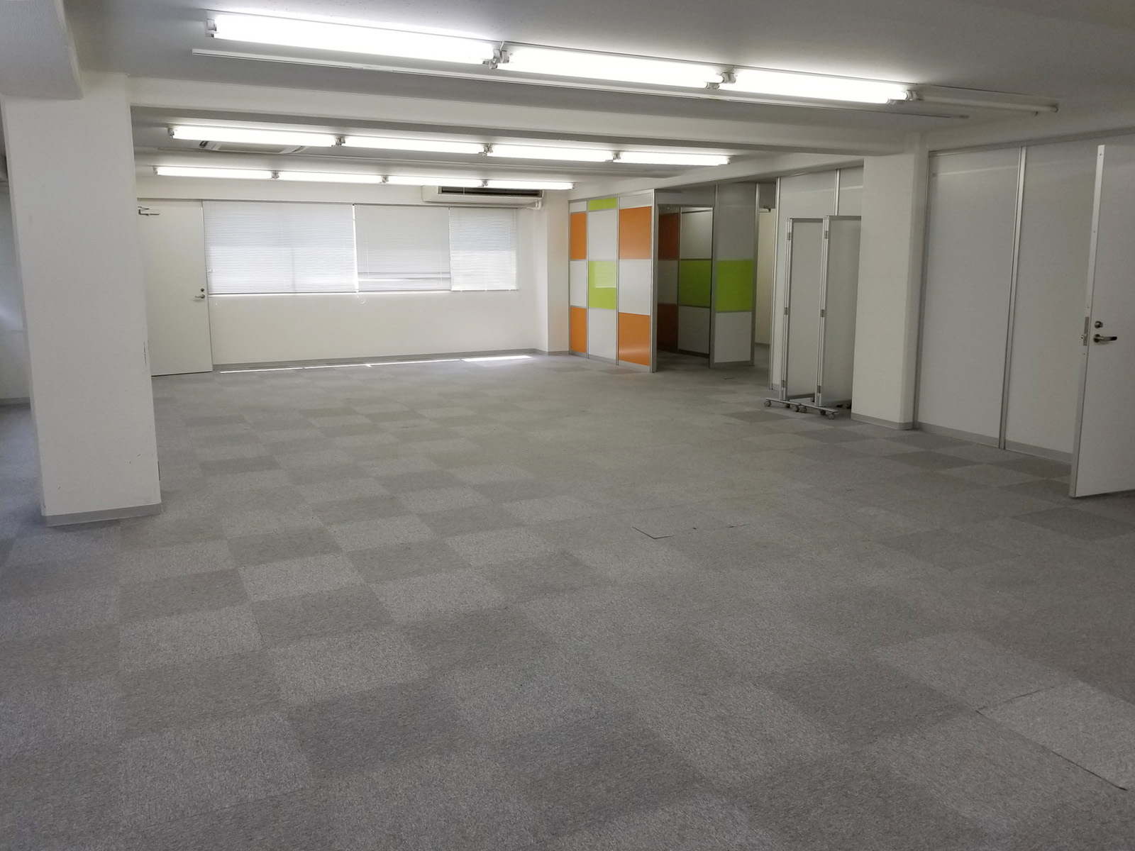 奥側から見た室内の様子