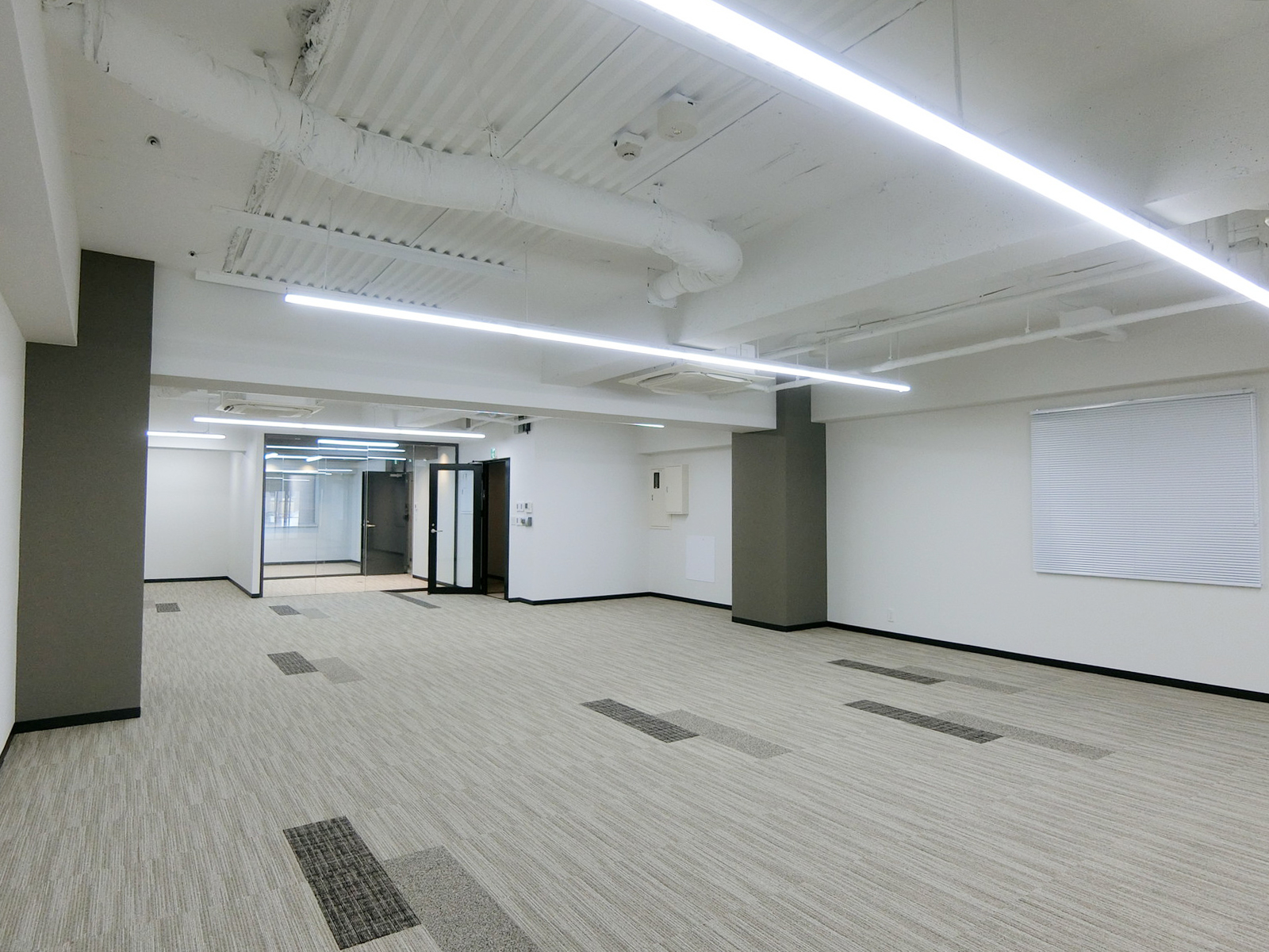 貸室奥側から見た室内