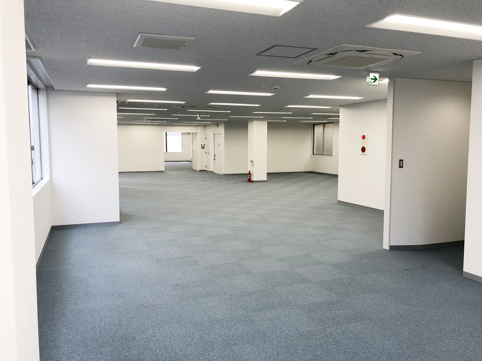 貸室奥側から見た室内