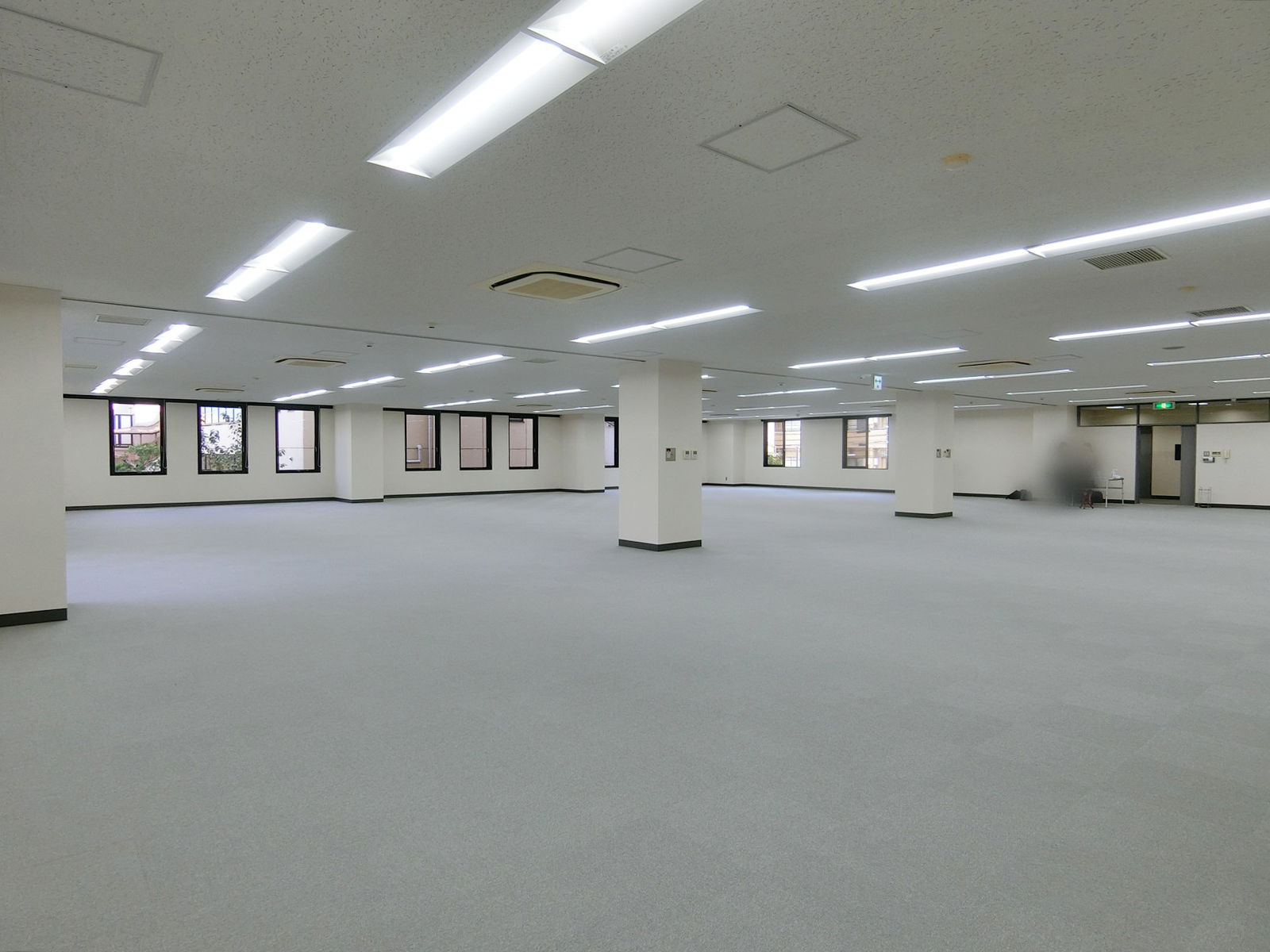 貸室奥側から見た室内