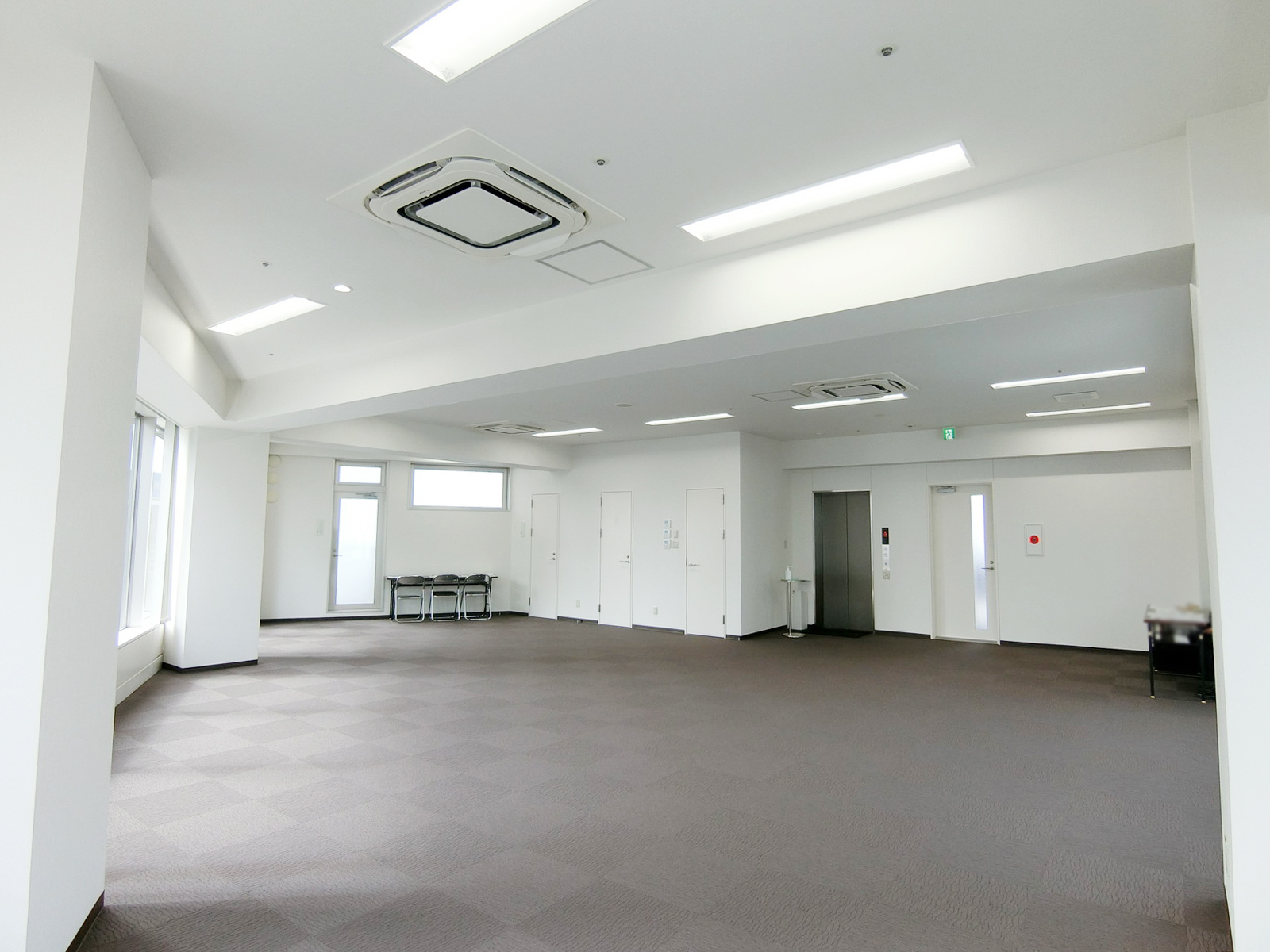 貸室奥側から見た室内