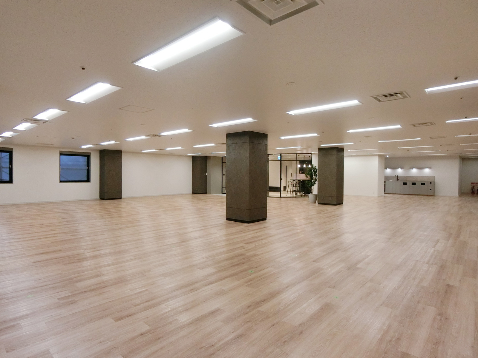 貸室奥側から見た室内