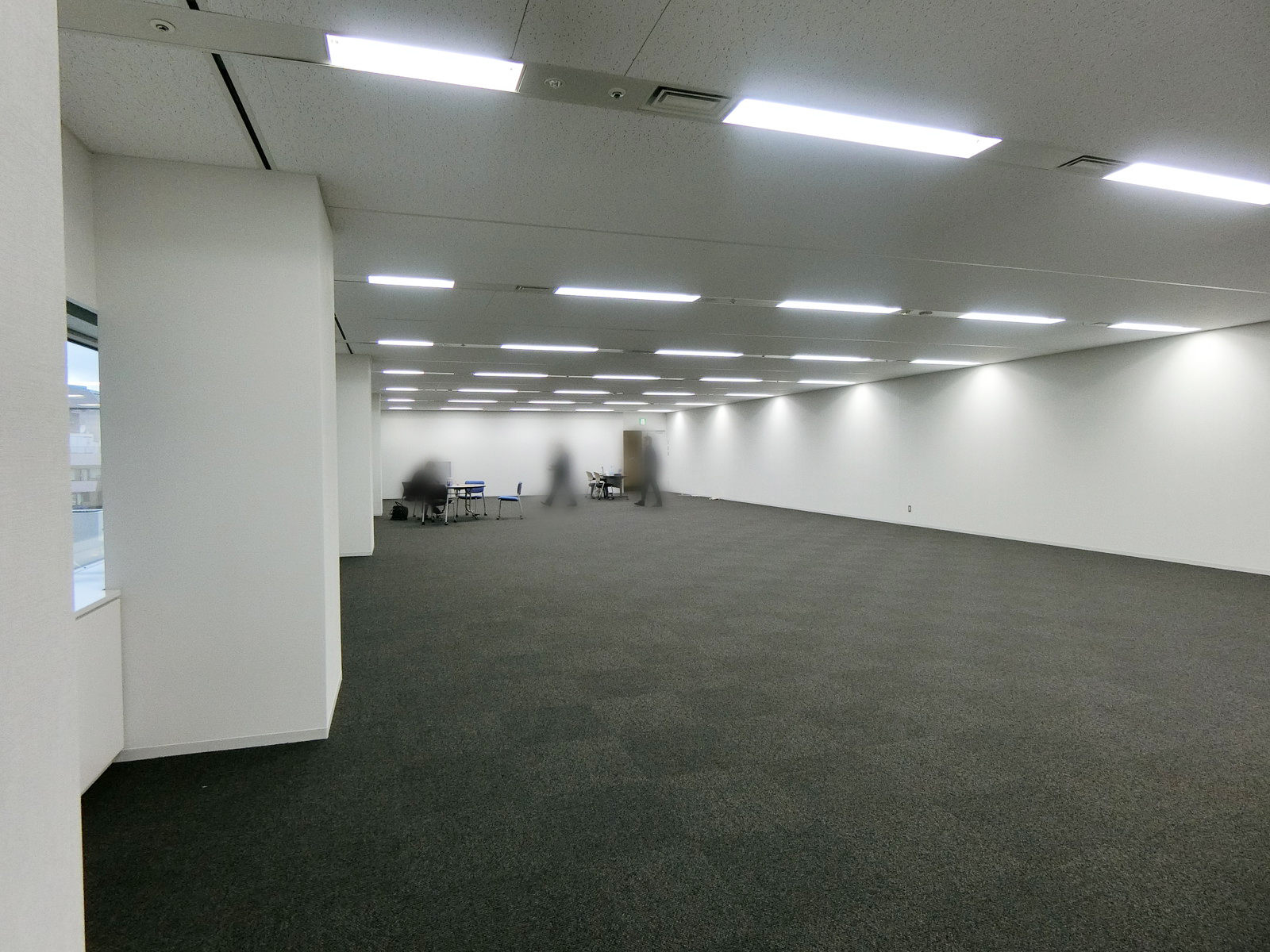 貸室奥側から見た室内