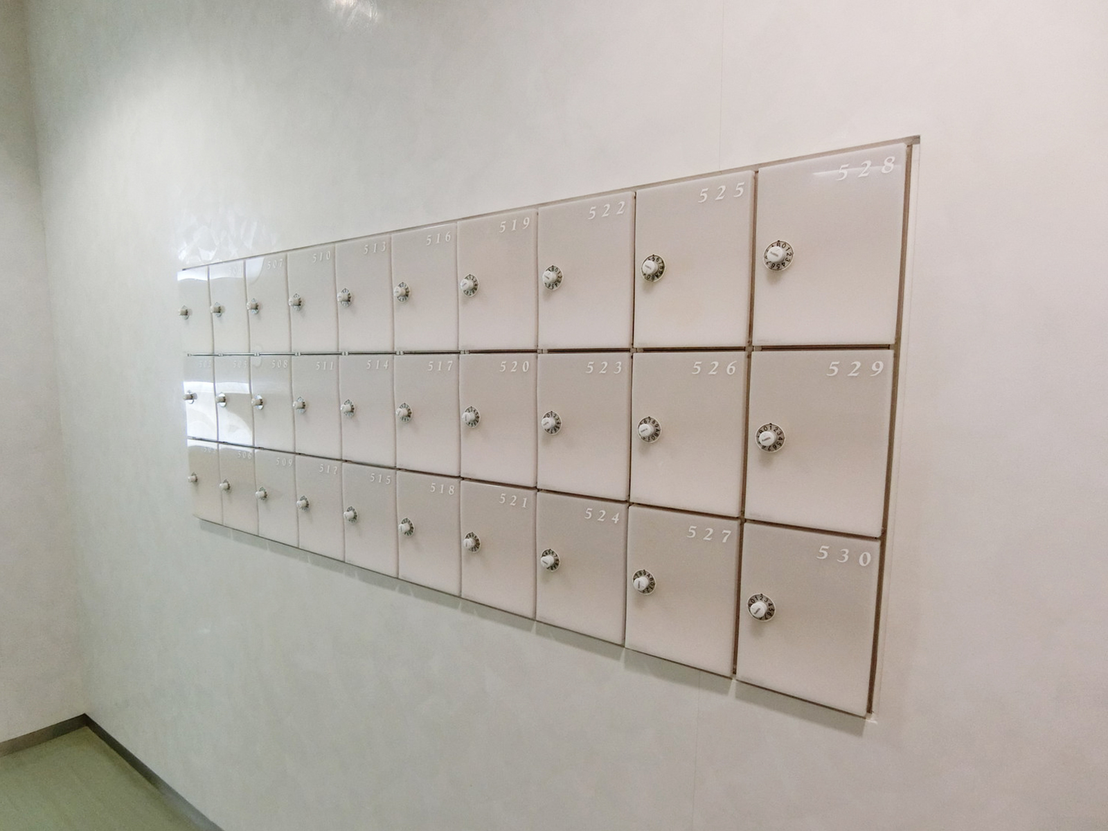 女子トイレ内にある小物入れ