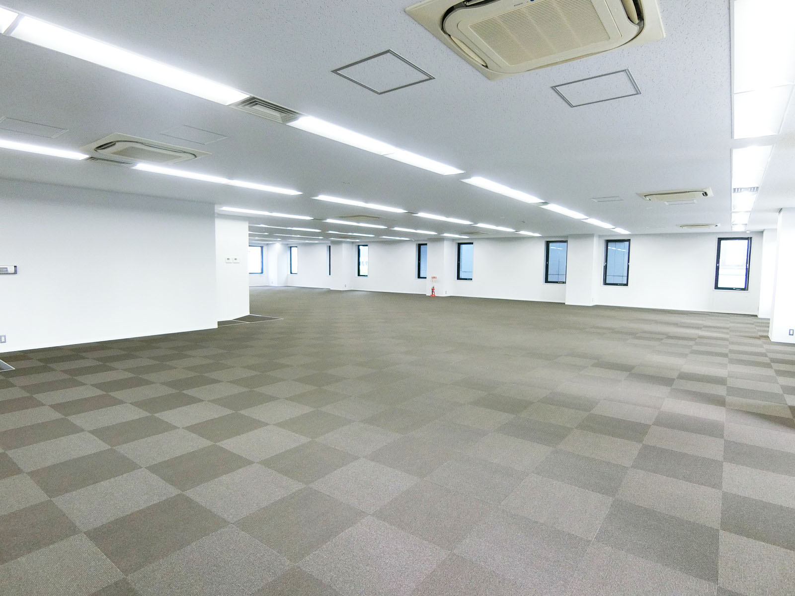 室内はL字型の形状