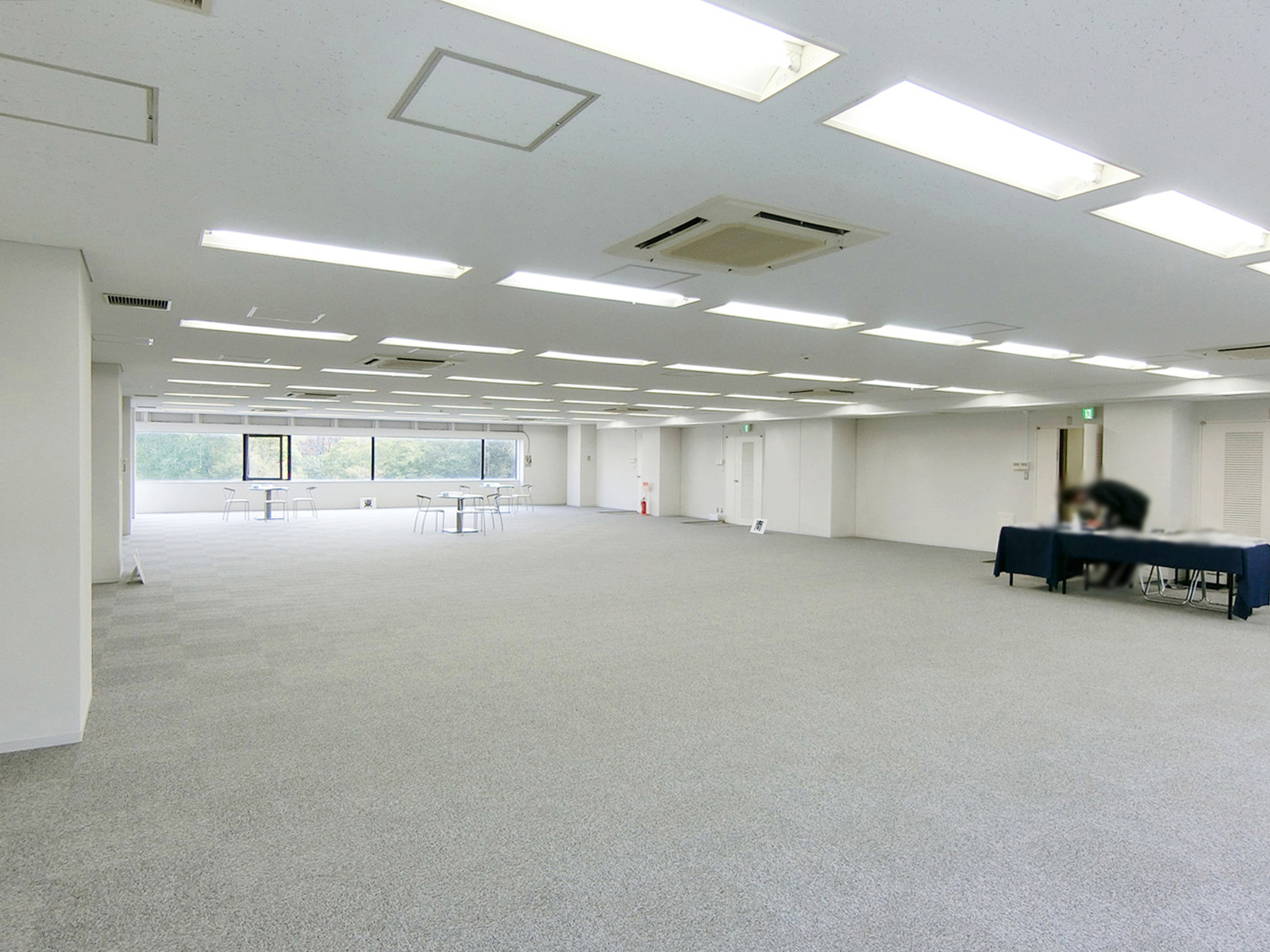 貸室奥側から見た室内