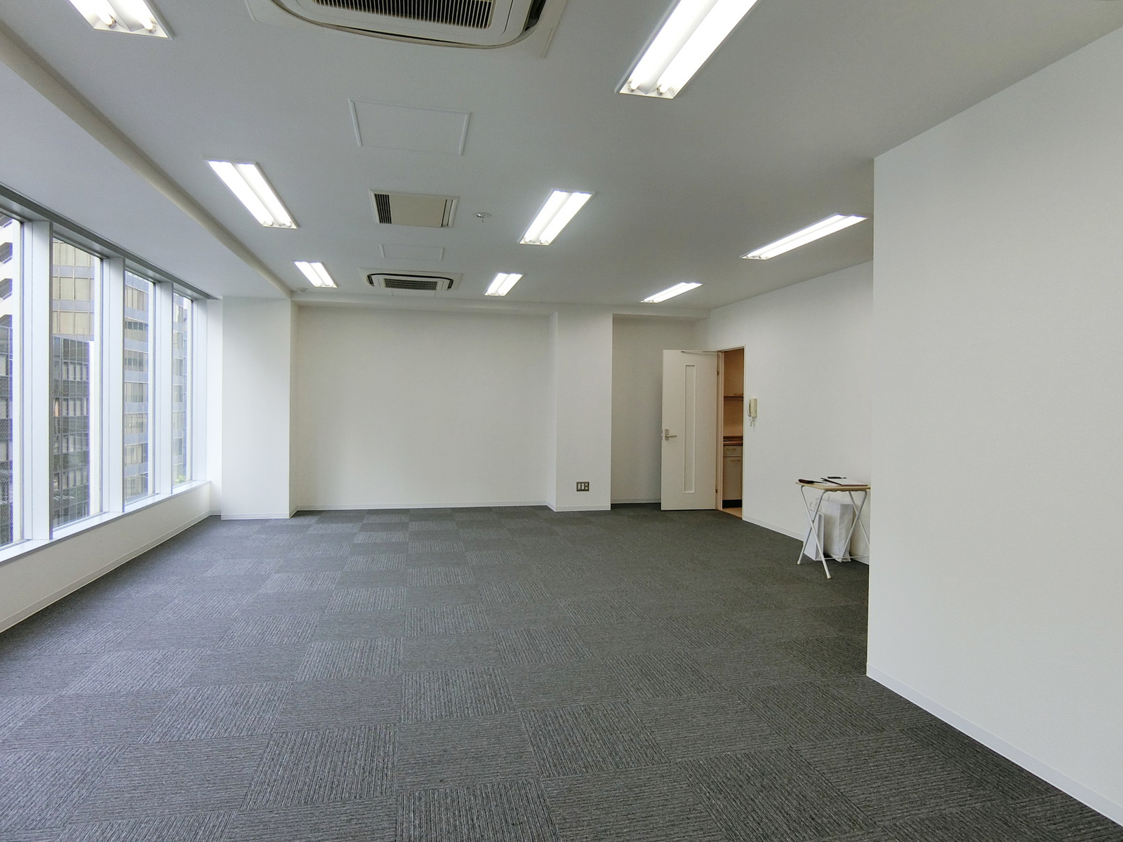 貸室奥側から見た室内