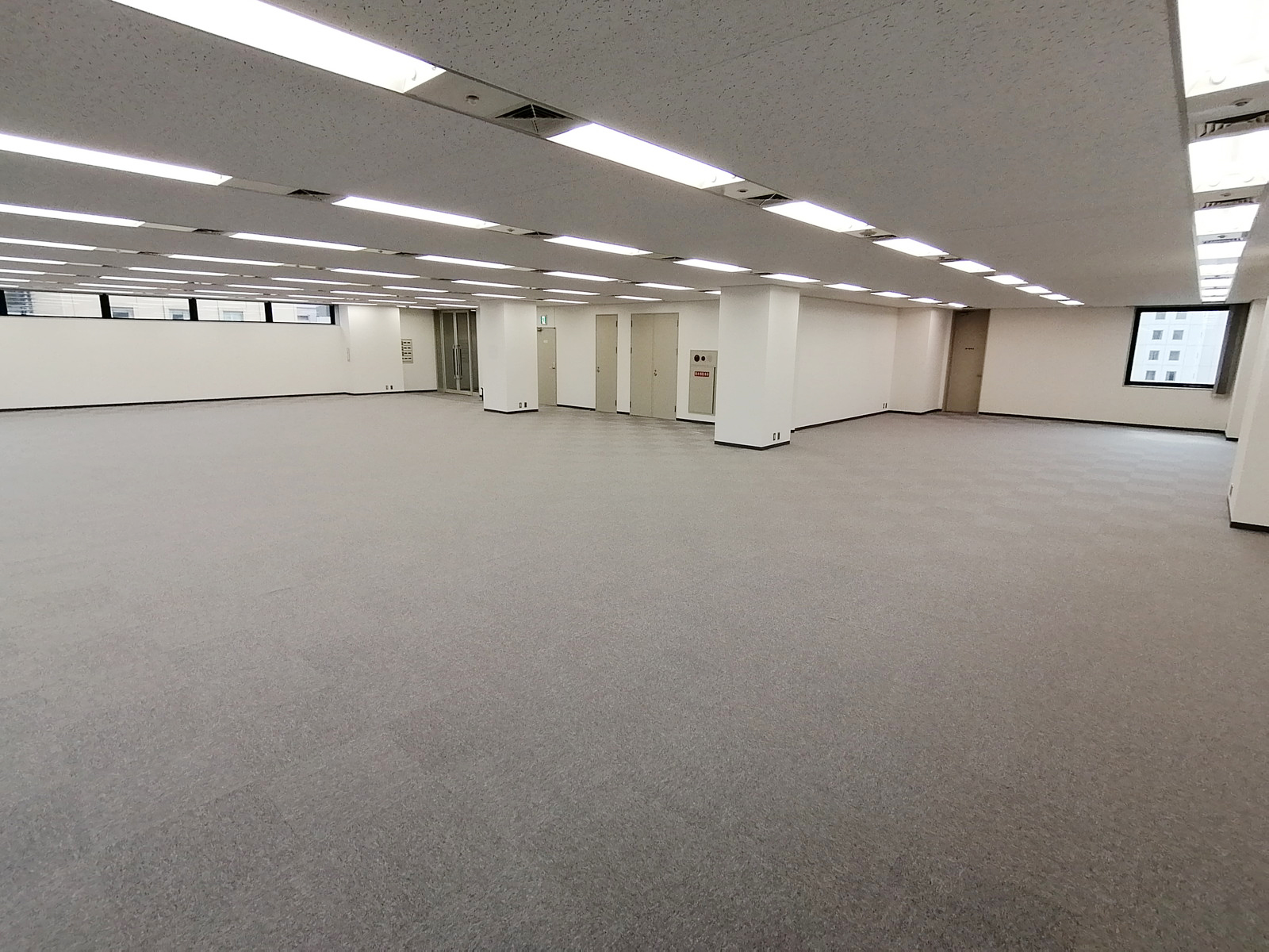 奥側から見た室内