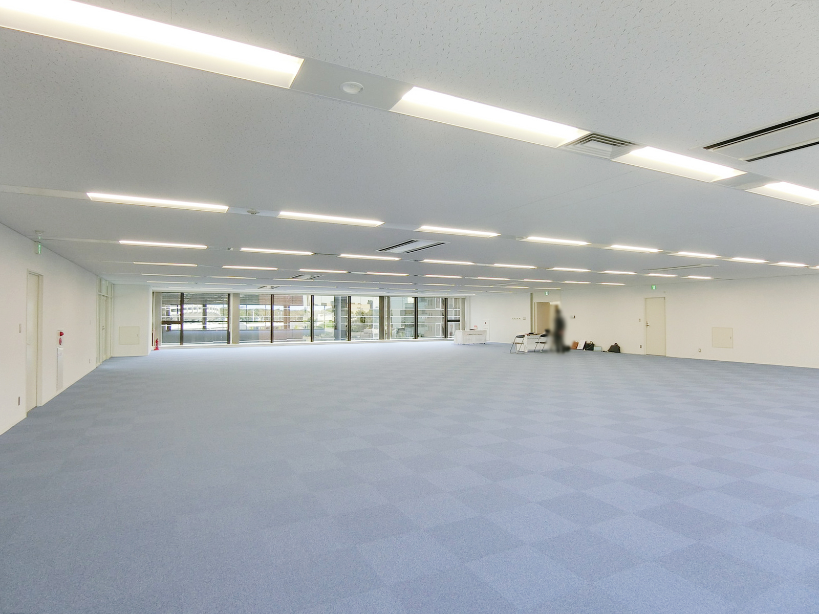 貸室奥側から見た室内