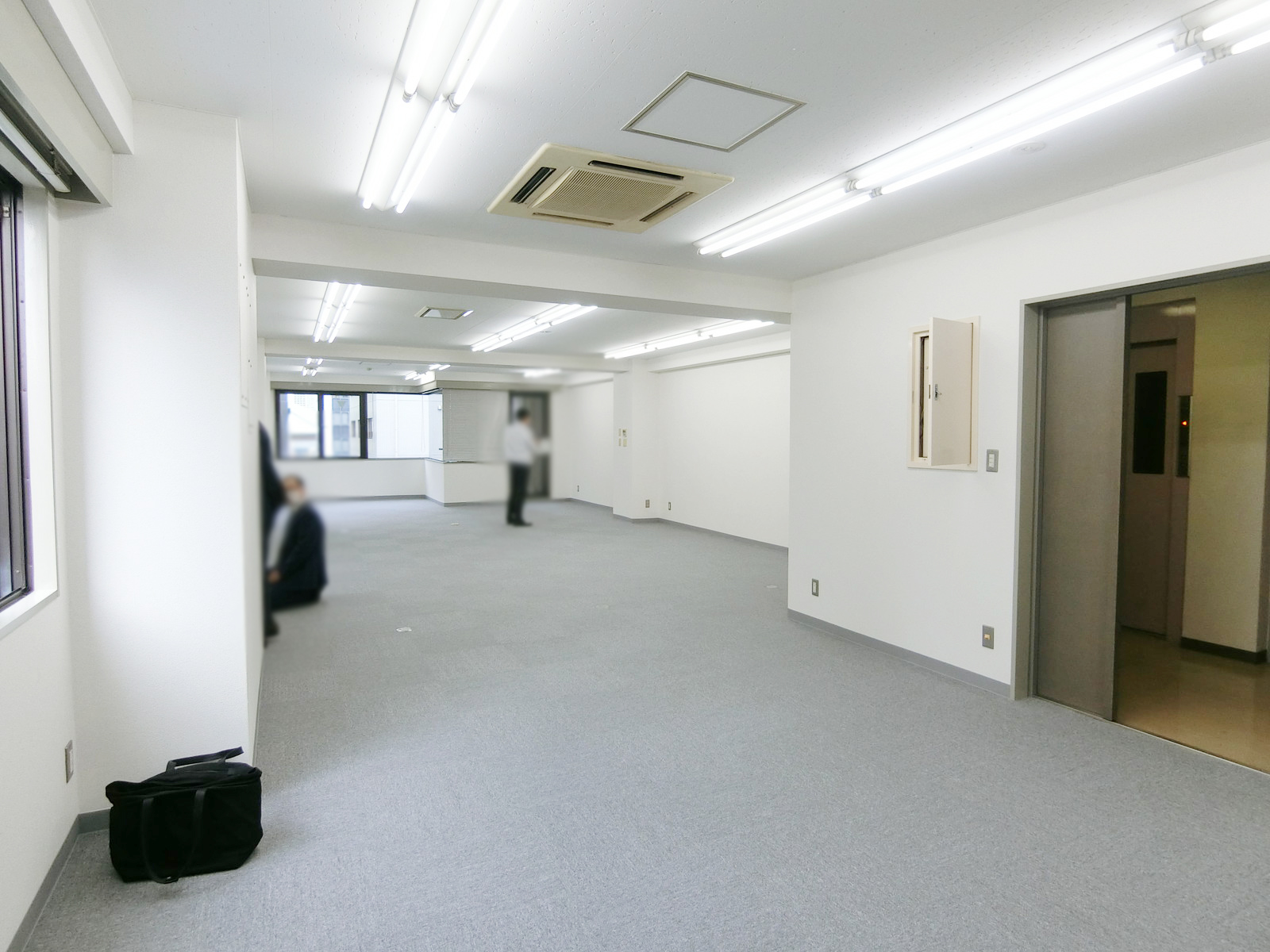 貸室奥側から見た室内