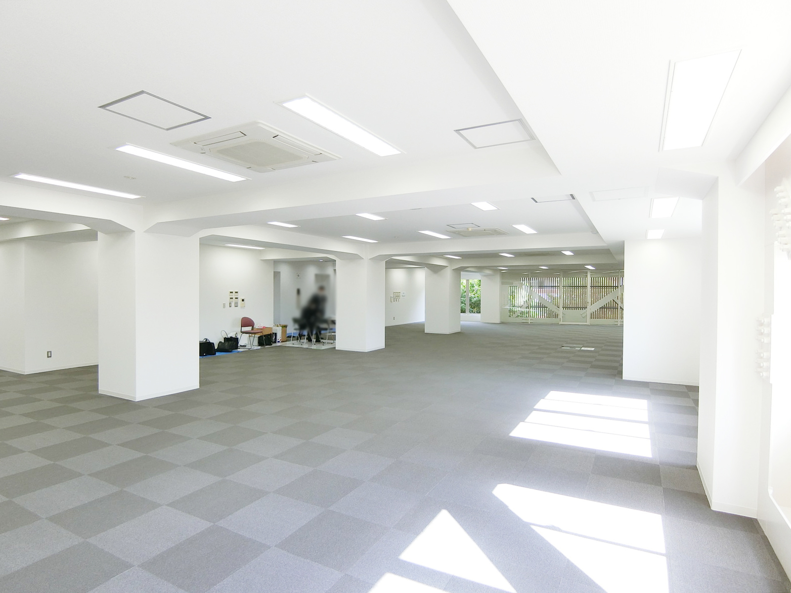 貸室奥側から見た室内