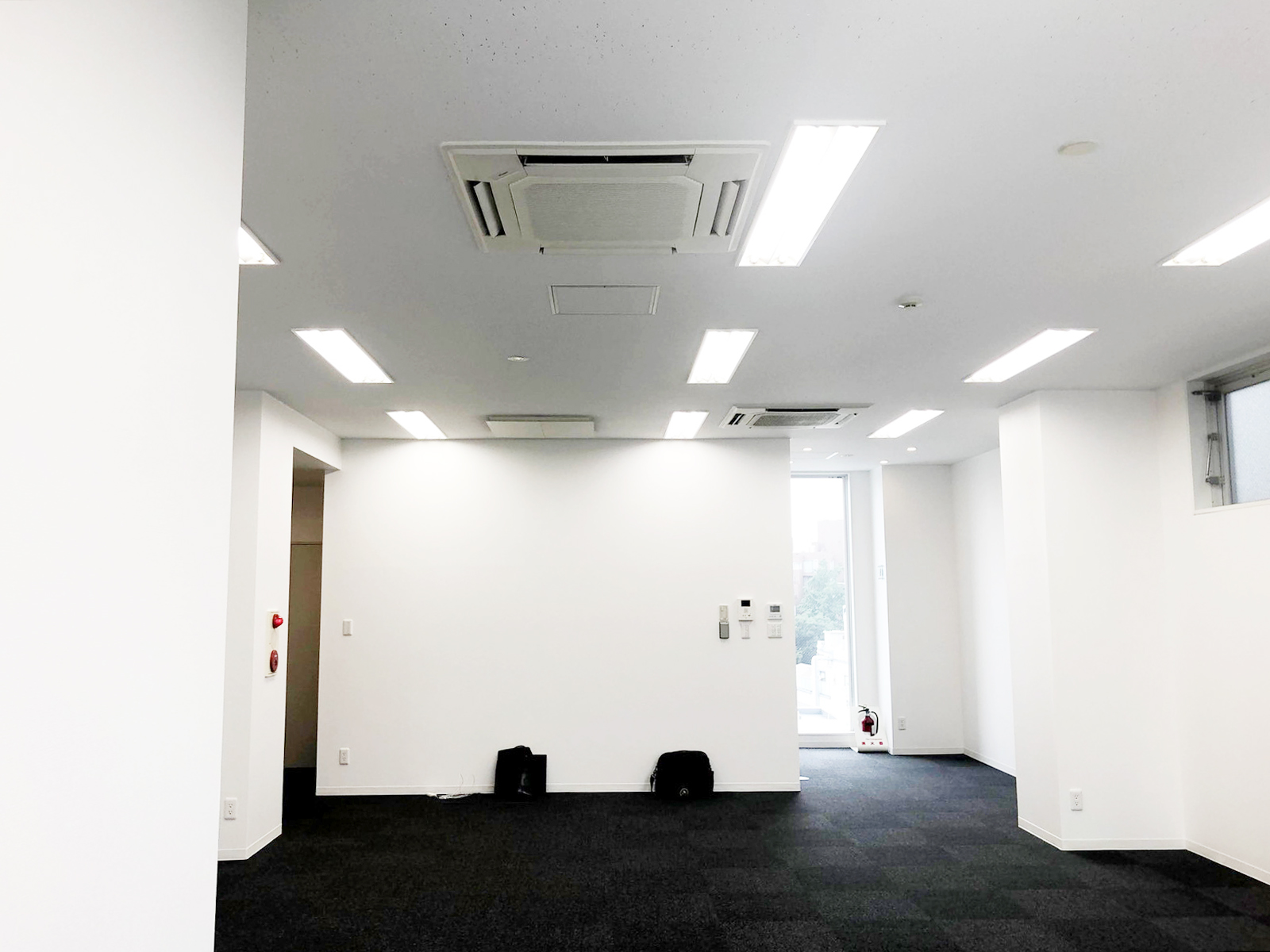 貸室奥側から見た室内