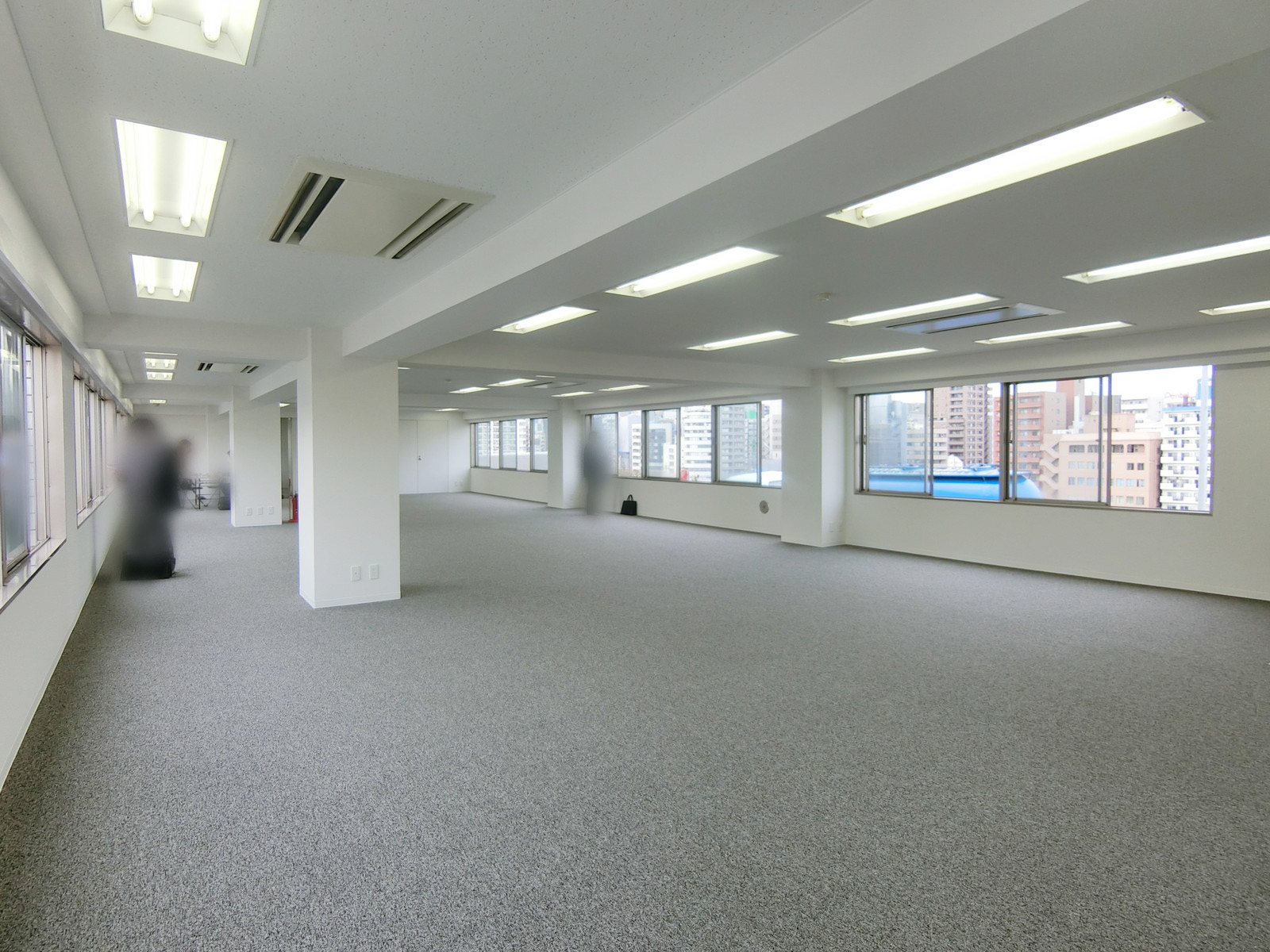 貸室奥側から見た室内