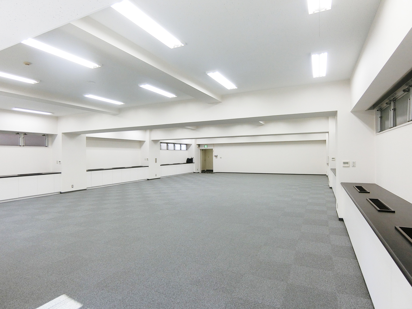 貸室奥側から見た室内