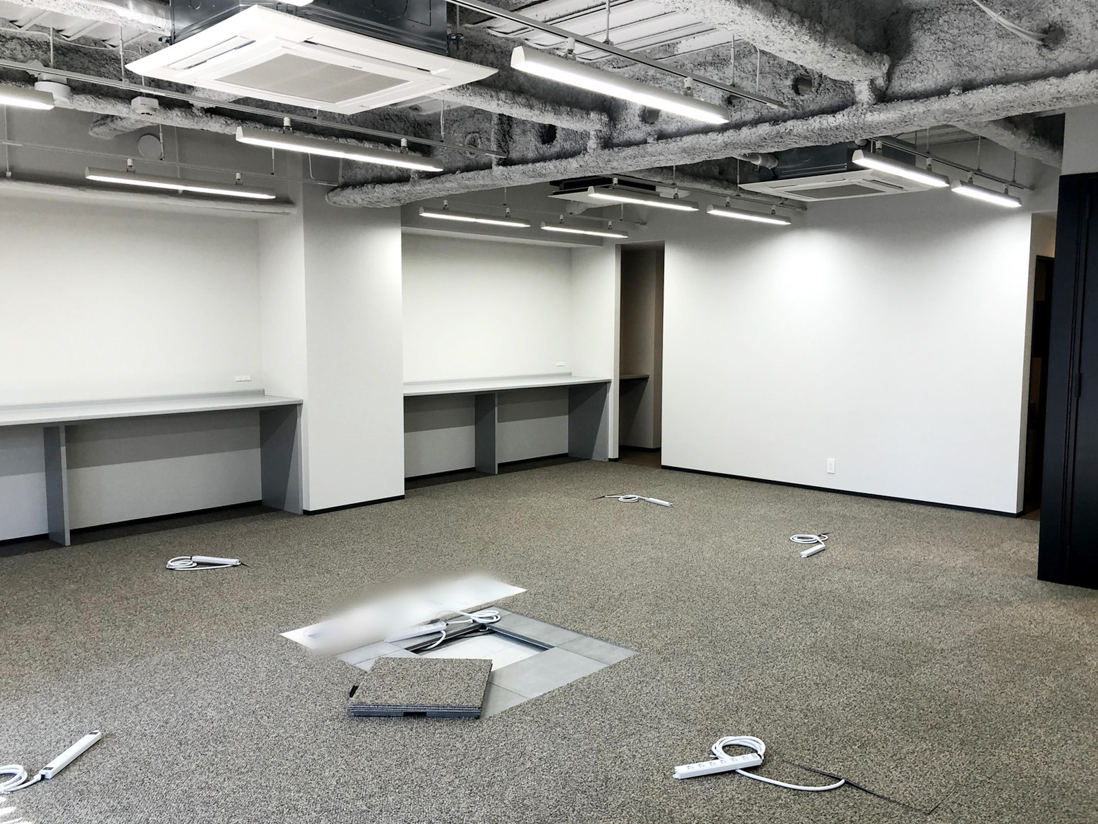 貸室奥側から見た室内