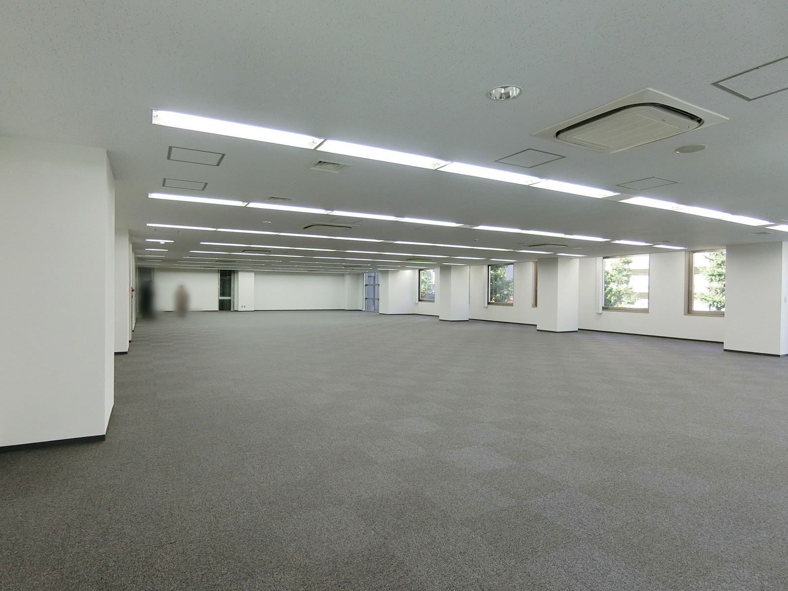 貸室奥側から見た室内